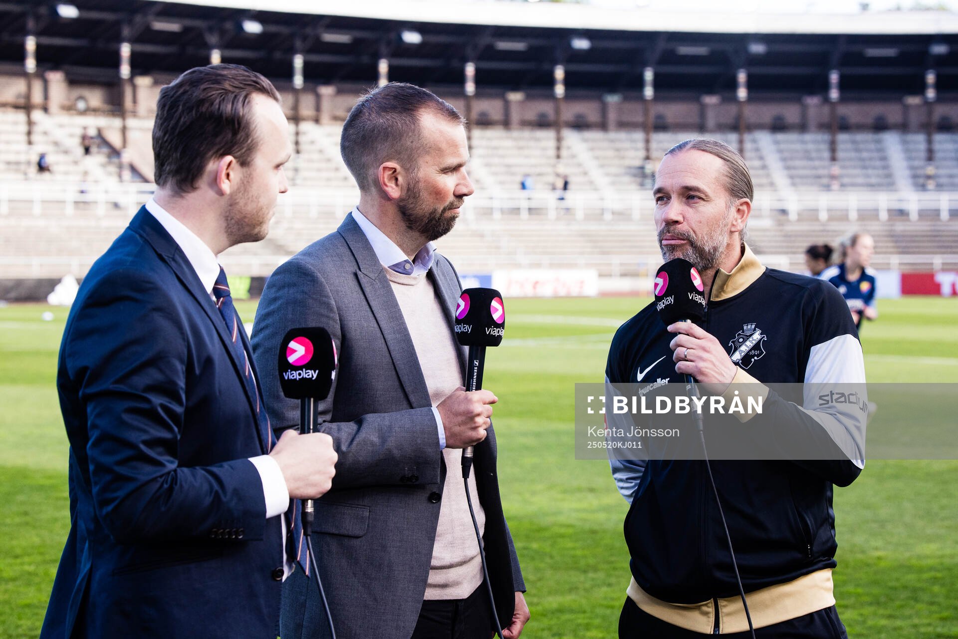 AIKs tränare Lukas Syberyjski intervjuas inför fotbollsmatchen i Damallsvenskan mellan Djurgården och AIK den 20 maj 2025 i Stockholm. 