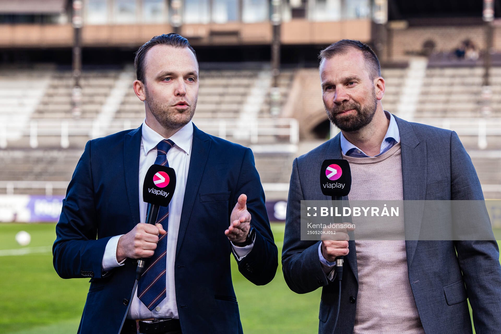 Viaplays kommentator Gustav Karlsson inför fotbollsmatchen i Damallsvenskan mellan Djurgården och AIK den 20 maj 2025 i Stockholm. 