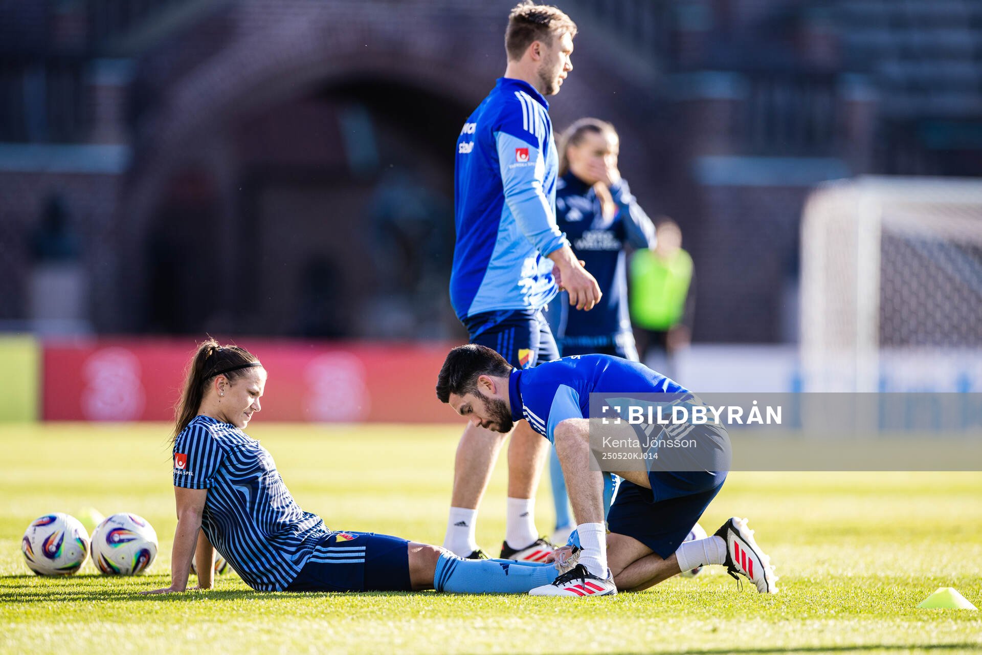 Djurgårdens Alexsandra Lobanova får vård under uppvärmningen inför fotbollsmatchen i Damallsvenskan mellan Djurgården och AIK den 20 maj 2025 i Stockholm.