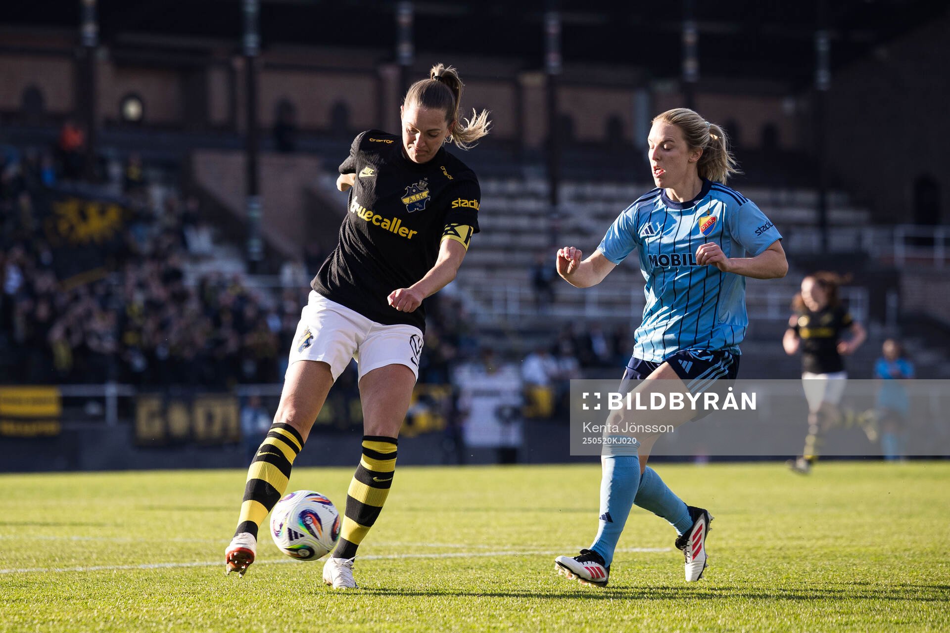 AIKs Jennie Nordin och Djurgårdens Mimmi Larsson