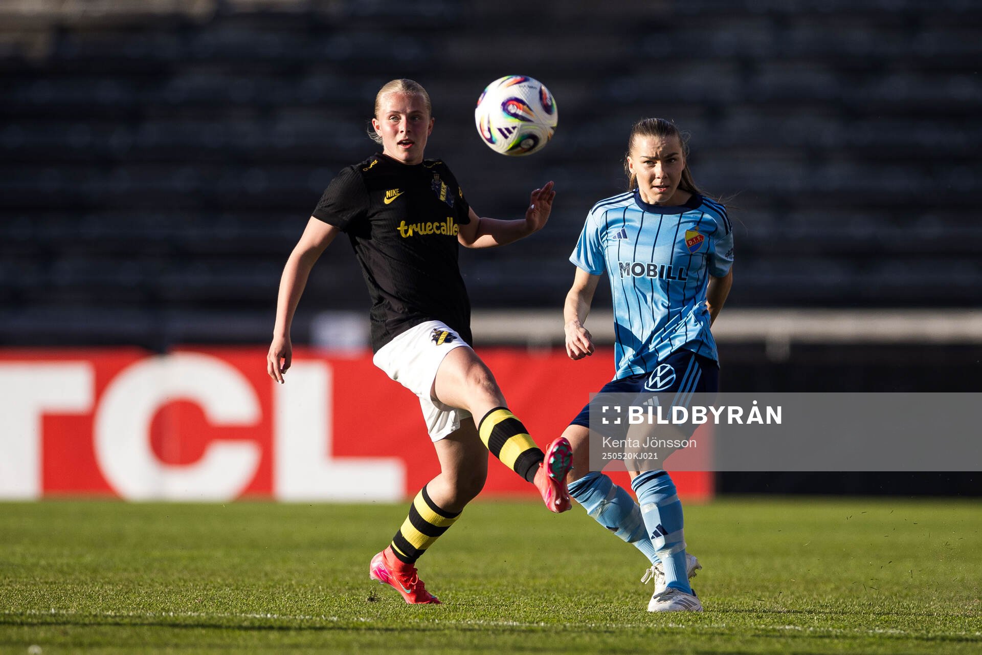 AIKs Nova Selin och Djurgårdens Ebba Hed under fotbollsmatchen i Damallsvenskan mellan Djurgården och AIK den 20 maj 2025 i Stockholm. 