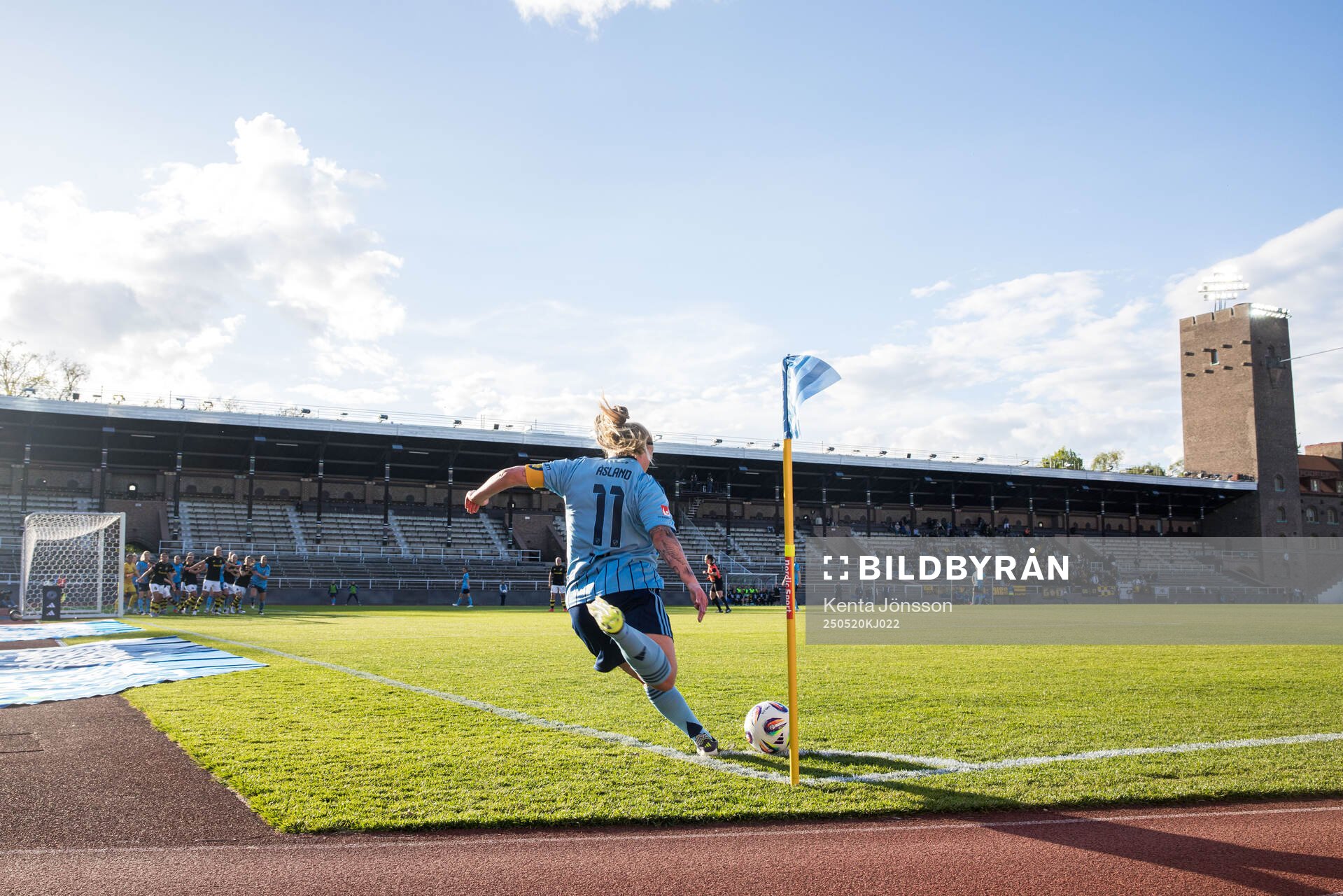 Djurgårdens Therese Åsland under fotbollsmatchen i Damallsvenskan mellan Djurgården och AIK den 20 maj 2025 i Stockholm. 