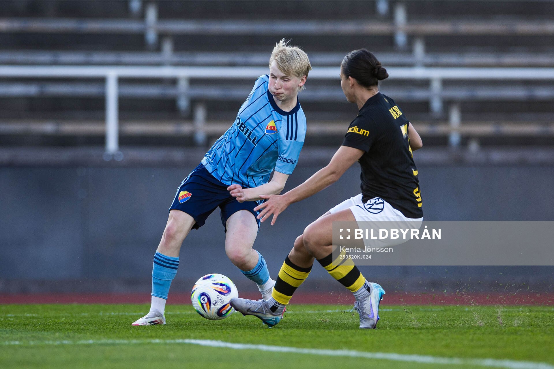 Djurgårdens Olivia Ulenius och AIKs Angela Beard under fotbollsmatchen i Damallsvenskan mellan Djurgården och AIK den 20 maj 2025 i Stockholm.