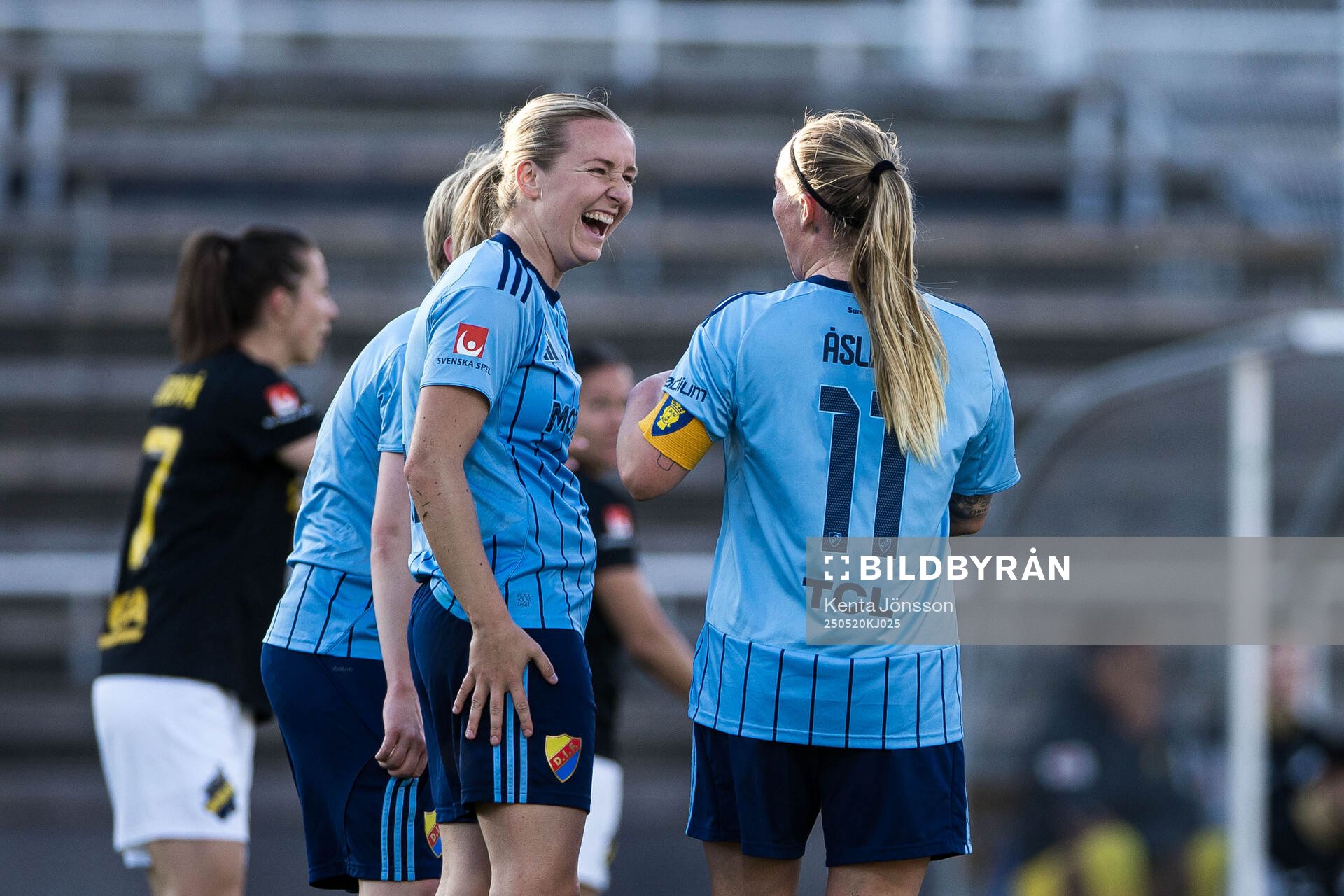 Djurgårdens Alexandra Jonasson och Therese Åsland jublar efter 1-0 under fotbollsmatchen i Damallsvenskan mellan Djurgården och AIK den 20 maj 2025 i Stockholm.