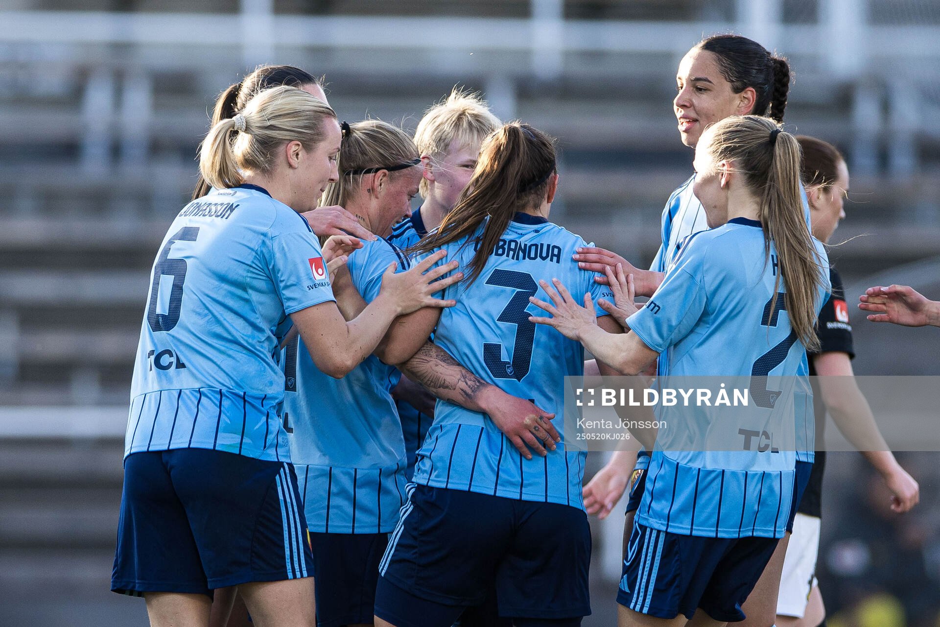 Djurgårdens Therese Åsland jublar med lagkamrater efter 1-0 under fotbollsmatchen i Damallsvenskan mellan Djurgården och AIK den 20 maj 2025 i Stockholm.
