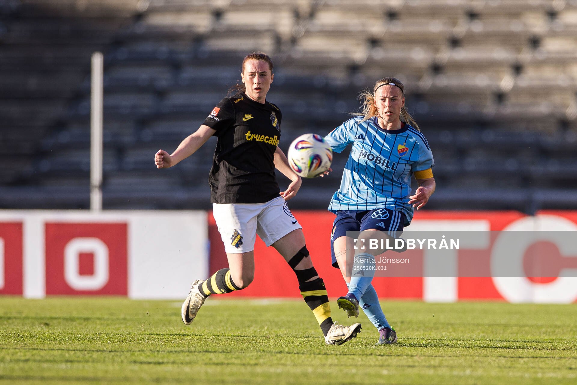 AIKs Ella Reidy och Djurgårdens Therese Åsland under fotbollsmatchen i Damallsvenskan mellan Djurgården och AIK den 20 maj 2025 i Stockholm.