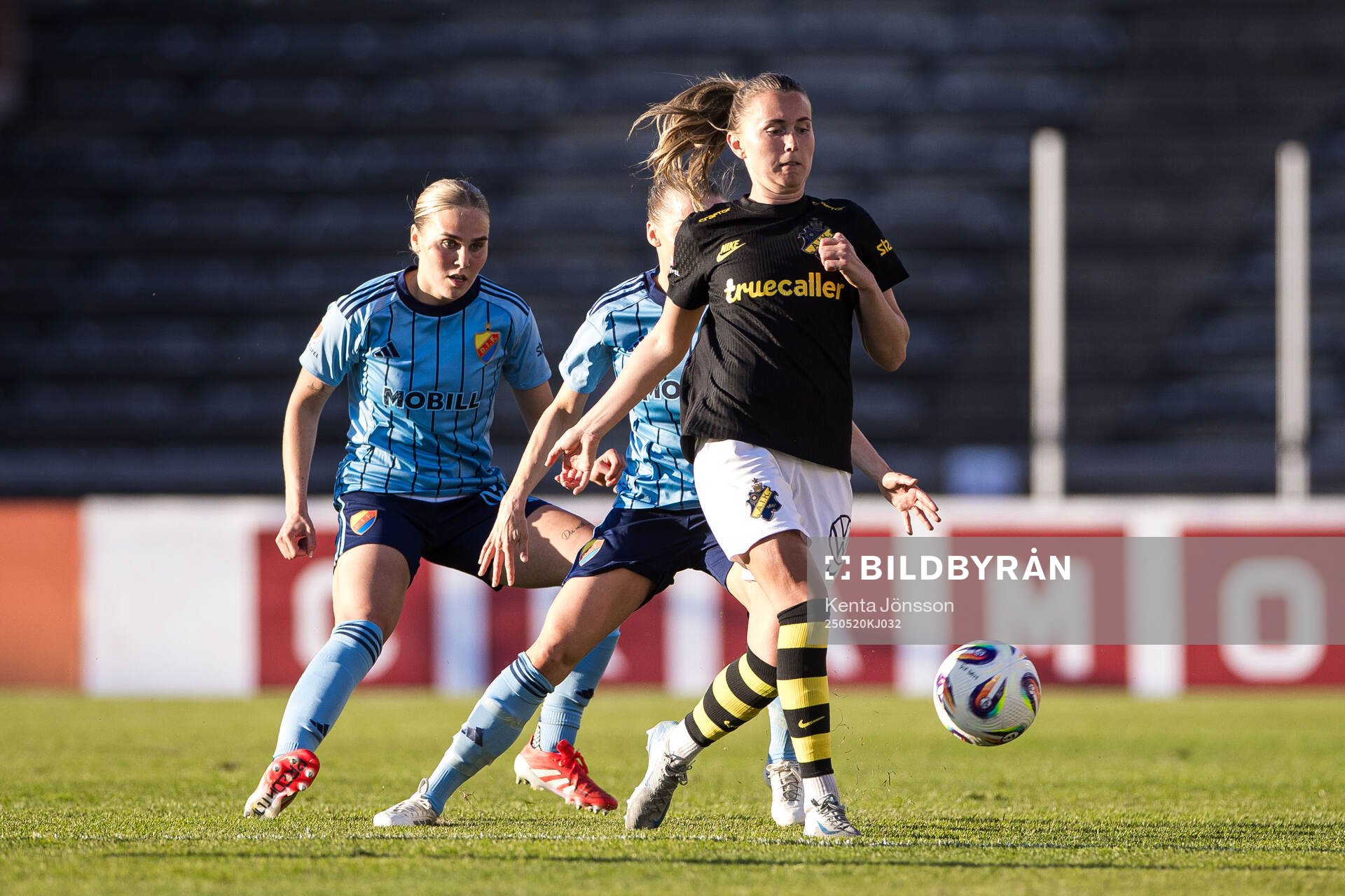 AIKs Adelisa Grabus under fotbollsmatchen i Damallsvenskan mellan Djurgården och AIK den 20 maj 2025 i Stockholm. 