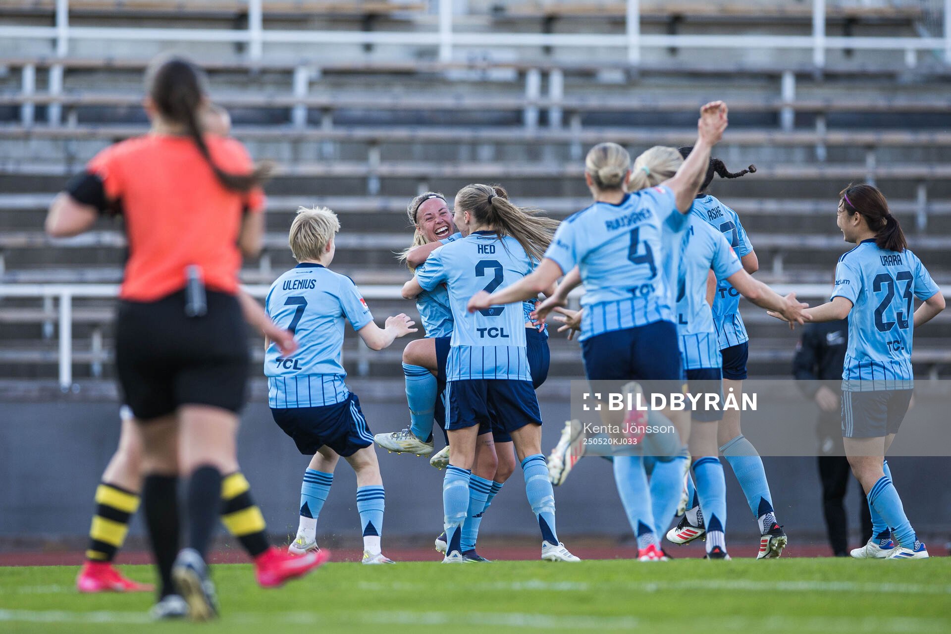 Djurgårdens Therese Åsland jublar med lagkamrater efter 2-0 under fotbollsmatchen i Damallsvenskan mellan Djurgården och AIK den 20 maj 2025 i Stockholm.