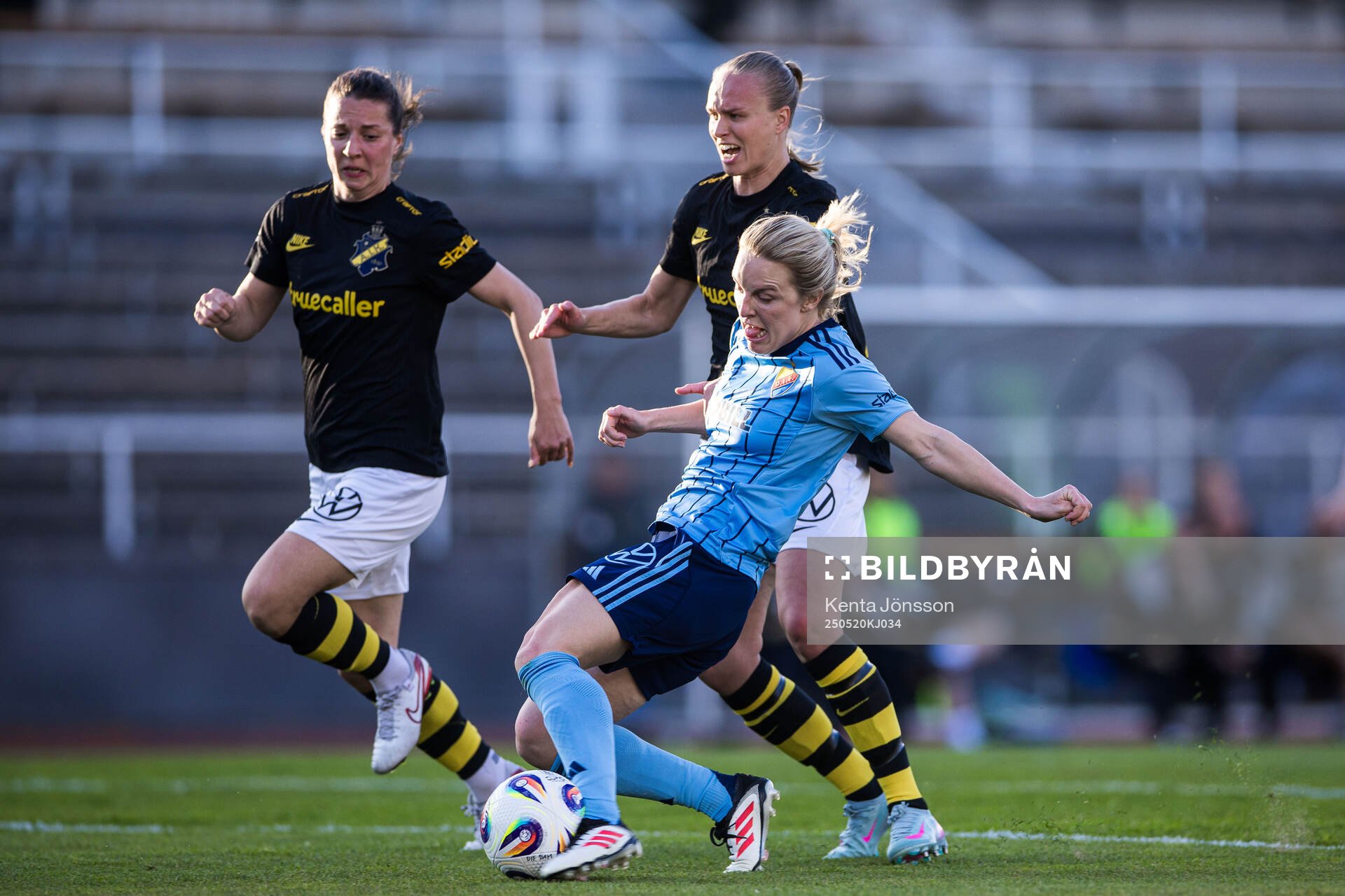 Djurgårdens Mimmi Larsson mot AIKs Patricia Fischerova och Matilda Plan under fotbollsmatchen i Damallsvenskan mellan Djurgården och AIK den 20 maj 2025 i Stockholm.