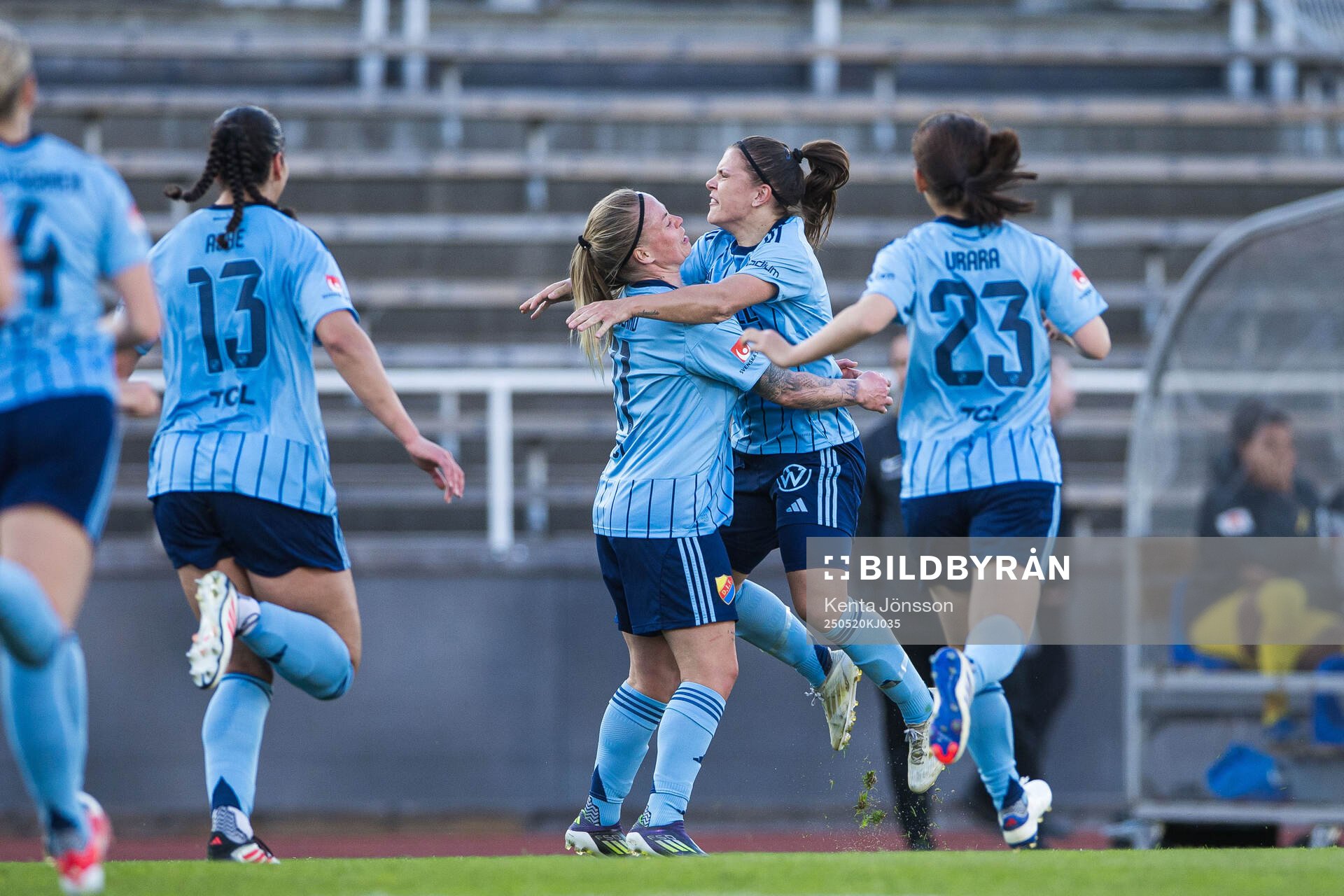 Djurgårdens Therese Åsland och Alexsandra Lobanova jublar