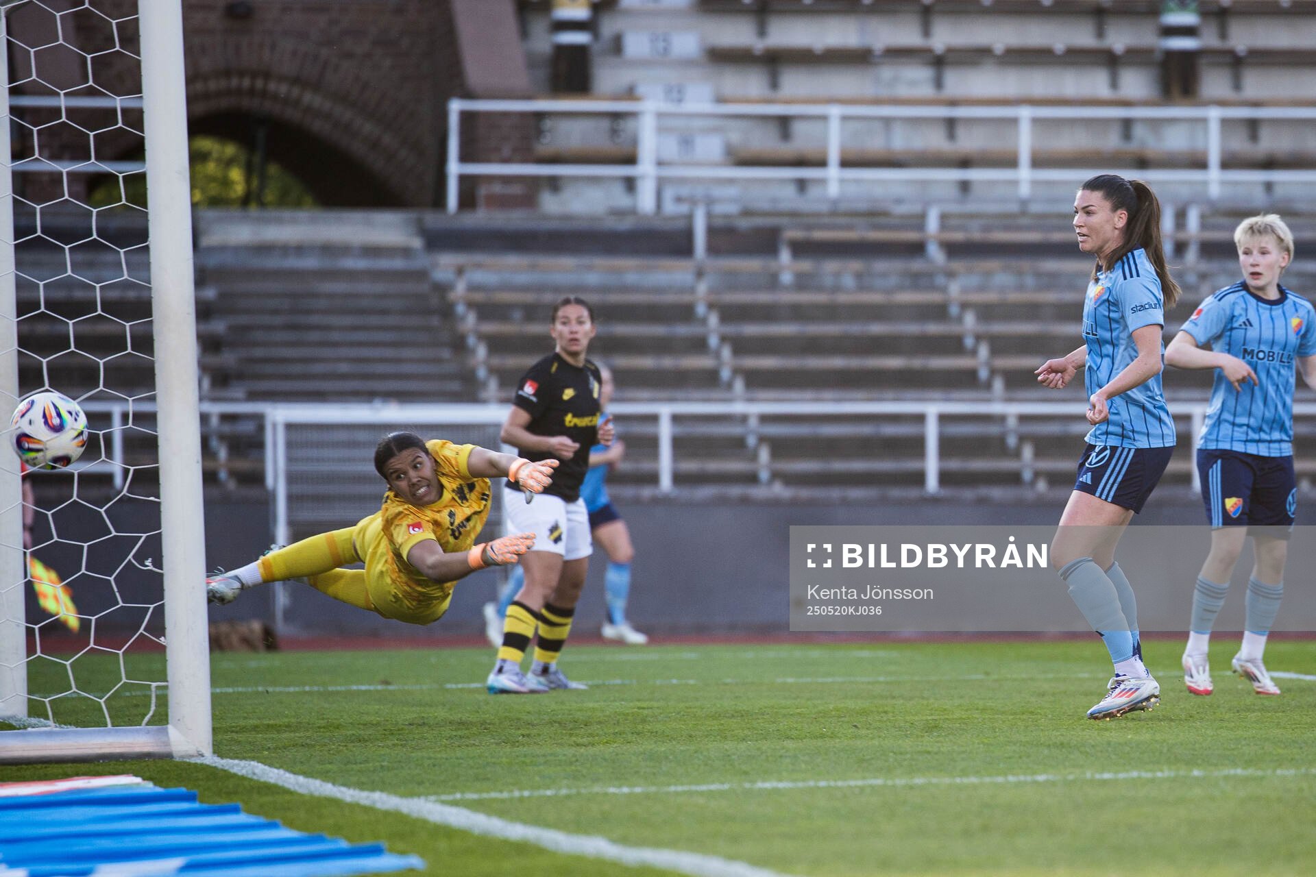 AIKs målvakt Jada Leanne Mathyssen släpper in 2-0 av
