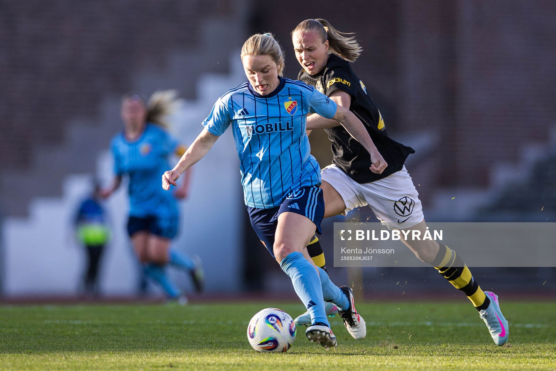 Djurgårdens Mimmi Larsson och AIKs Matilda Plan