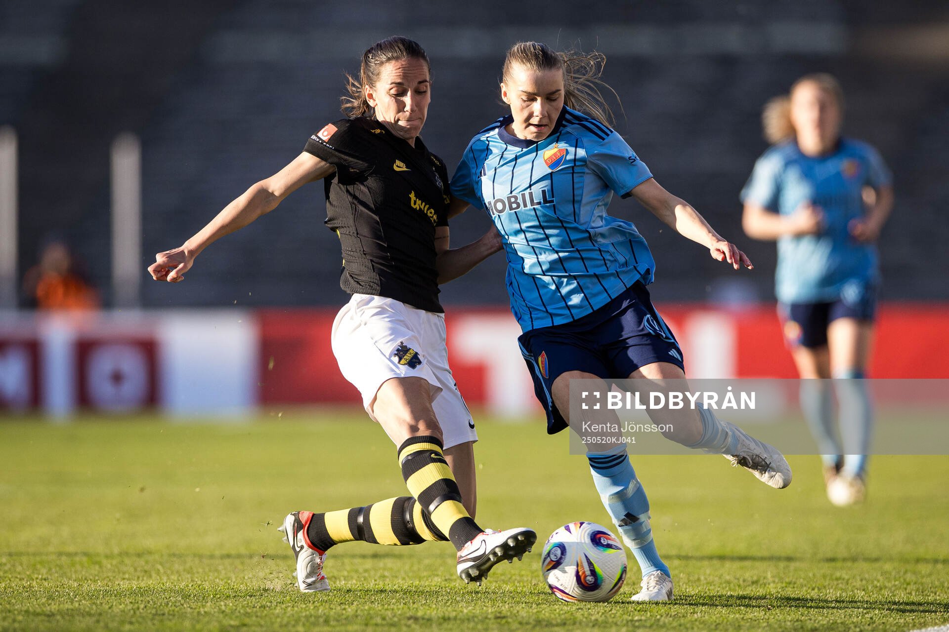 AIKs Anna Oskarsson och Djurgårdens Ebba Hed under fotbollsmatchen i Damallsvenskan mellan Djurgården och AIK den 20 maj 2025 i Stockholm. 
