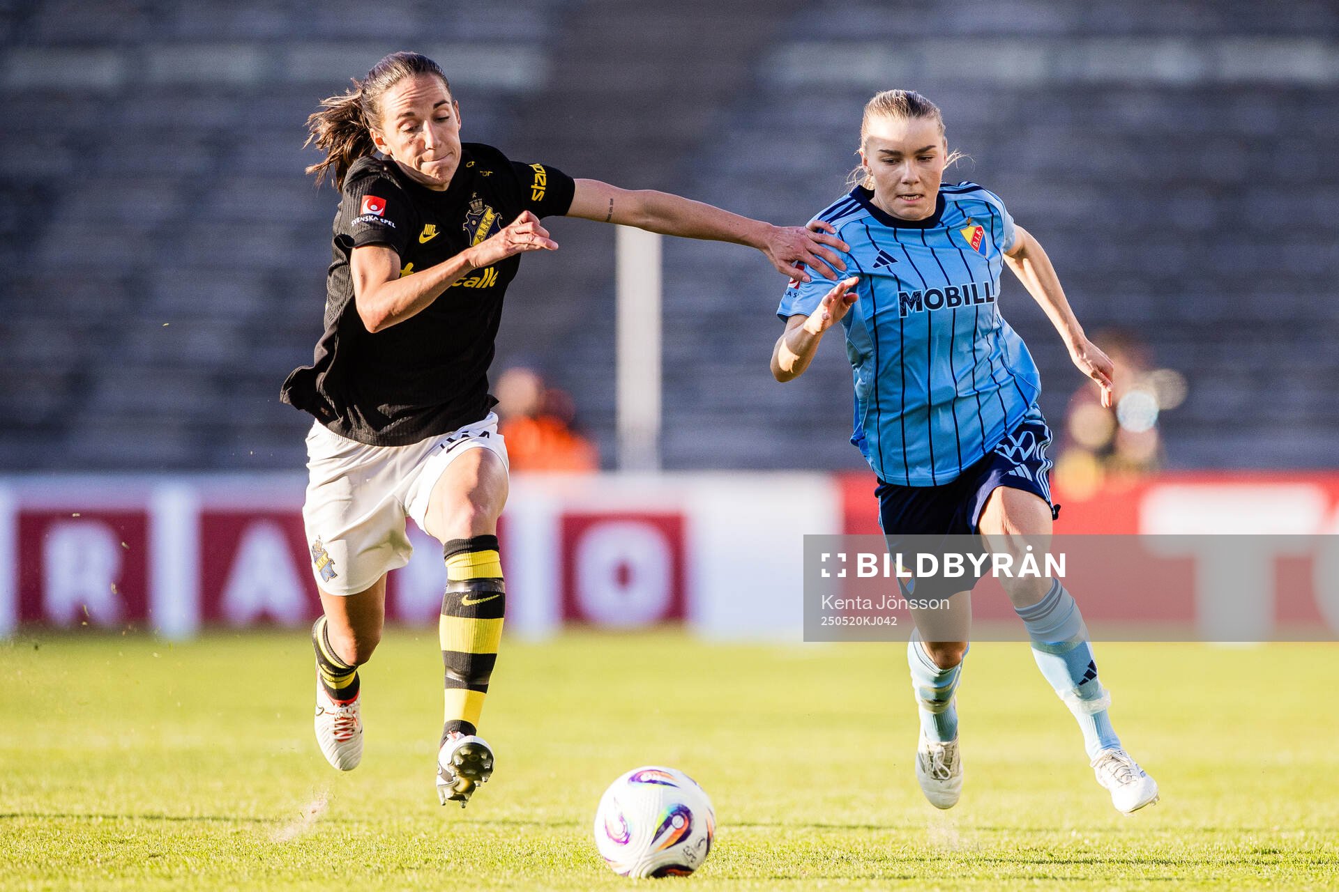 AIKs Anna Oskarsson och Djurgårdens Ebba Hed under fotbollsmatchen i Damallsvenskan mellan Djurgården och AIK den 20 maj 2025 i Stockholm.