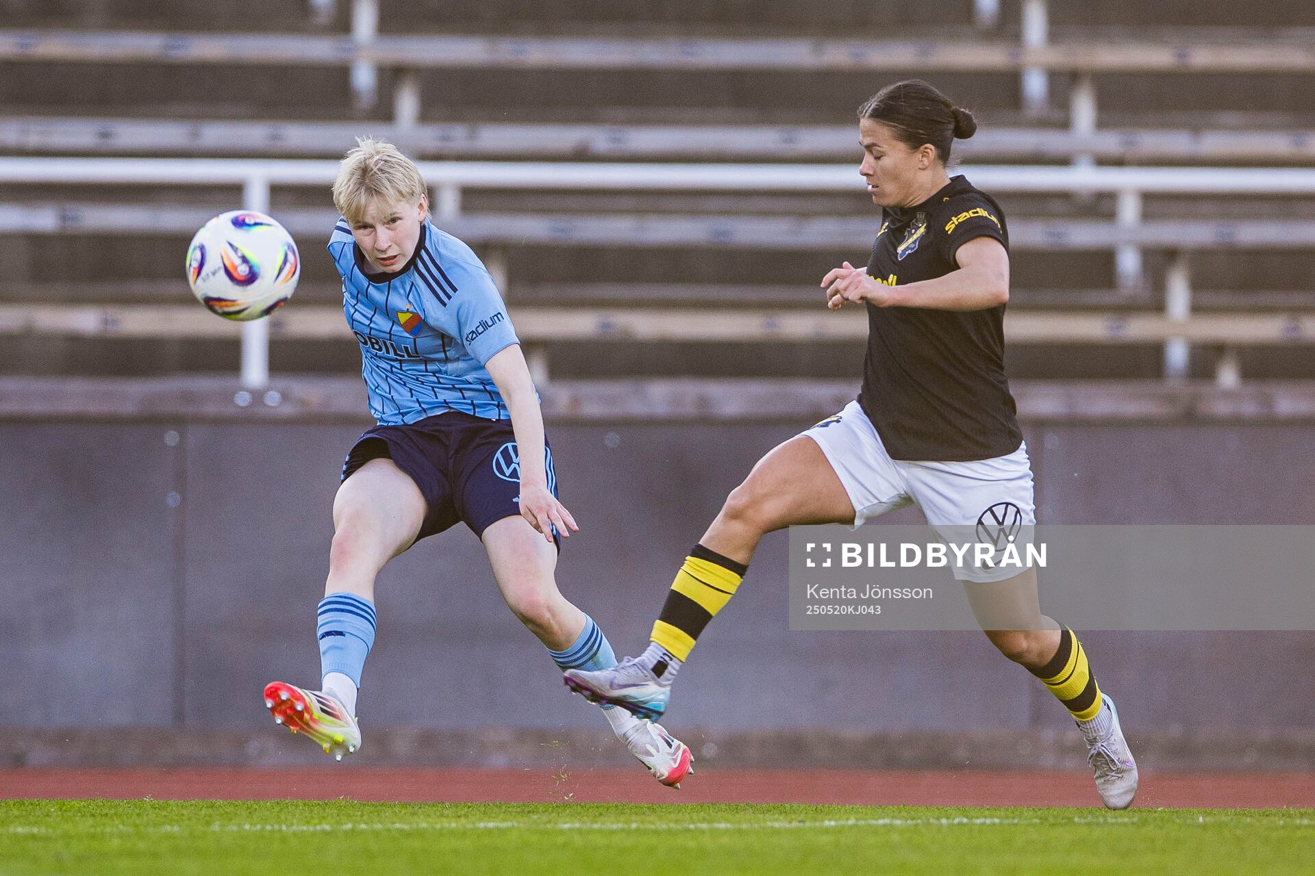 Djurgårdens Olivia Ulenius och AIKs Angela Beard under fotbollsmatchen i Damallsvenskan mellan Djurgården och AIK den 20 maj 2025 i Stockholm.