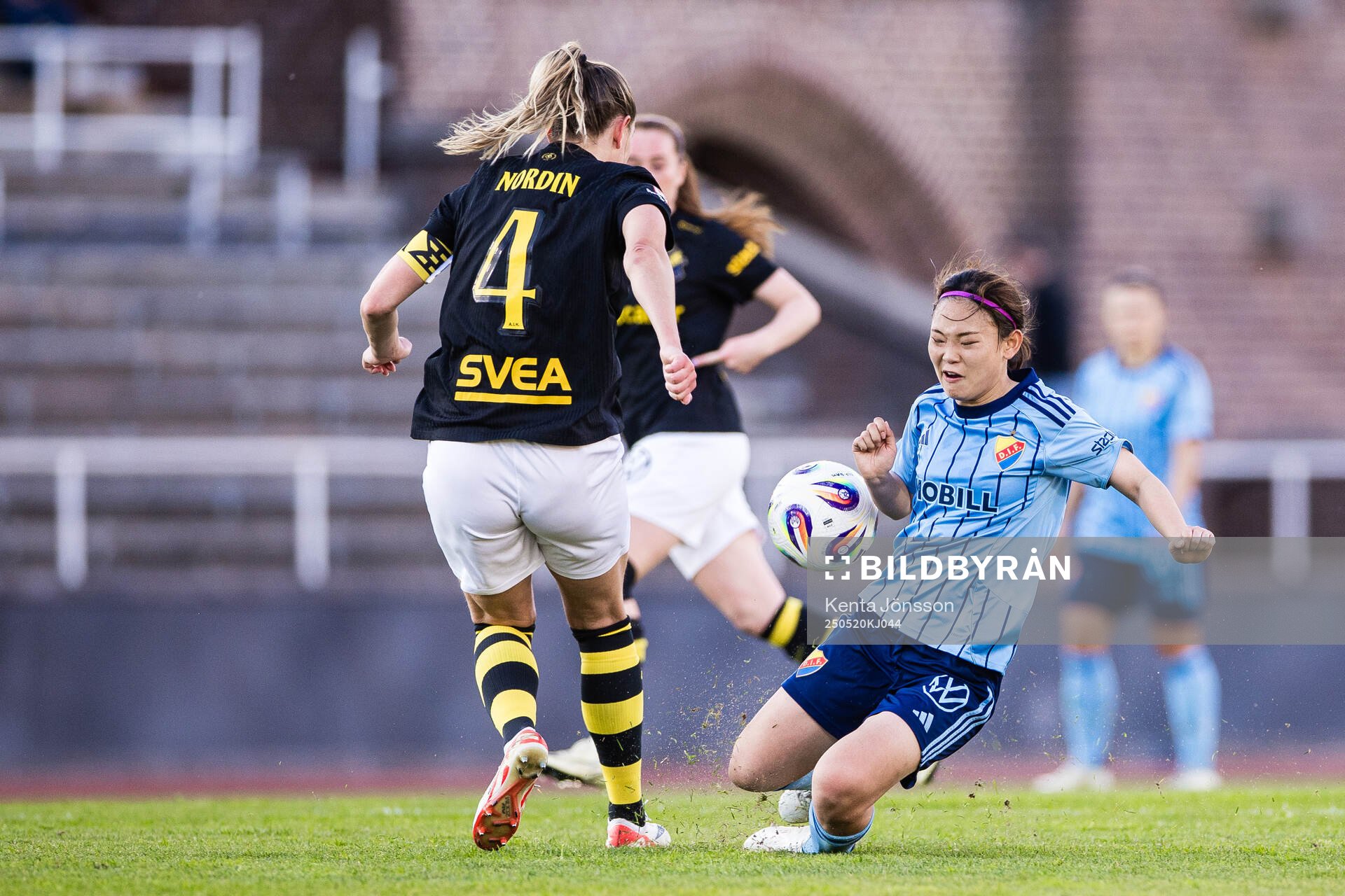 AIKs Jennie Nordin och Djurgårdens Urara Watanabe under fotbollsmatchen i Damallsvenskan mellan Djurgården och AIK den 20 maj 2025 i Stockholm.