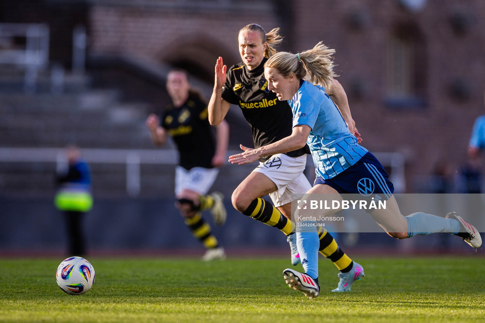 AIKs Matilda Plan och Djurgårdens Mimmi Larsson under fotbollsmatchen i Damallsvenskan mellan Djurgården och AIK den 20 maj 2025 i Stockholm.