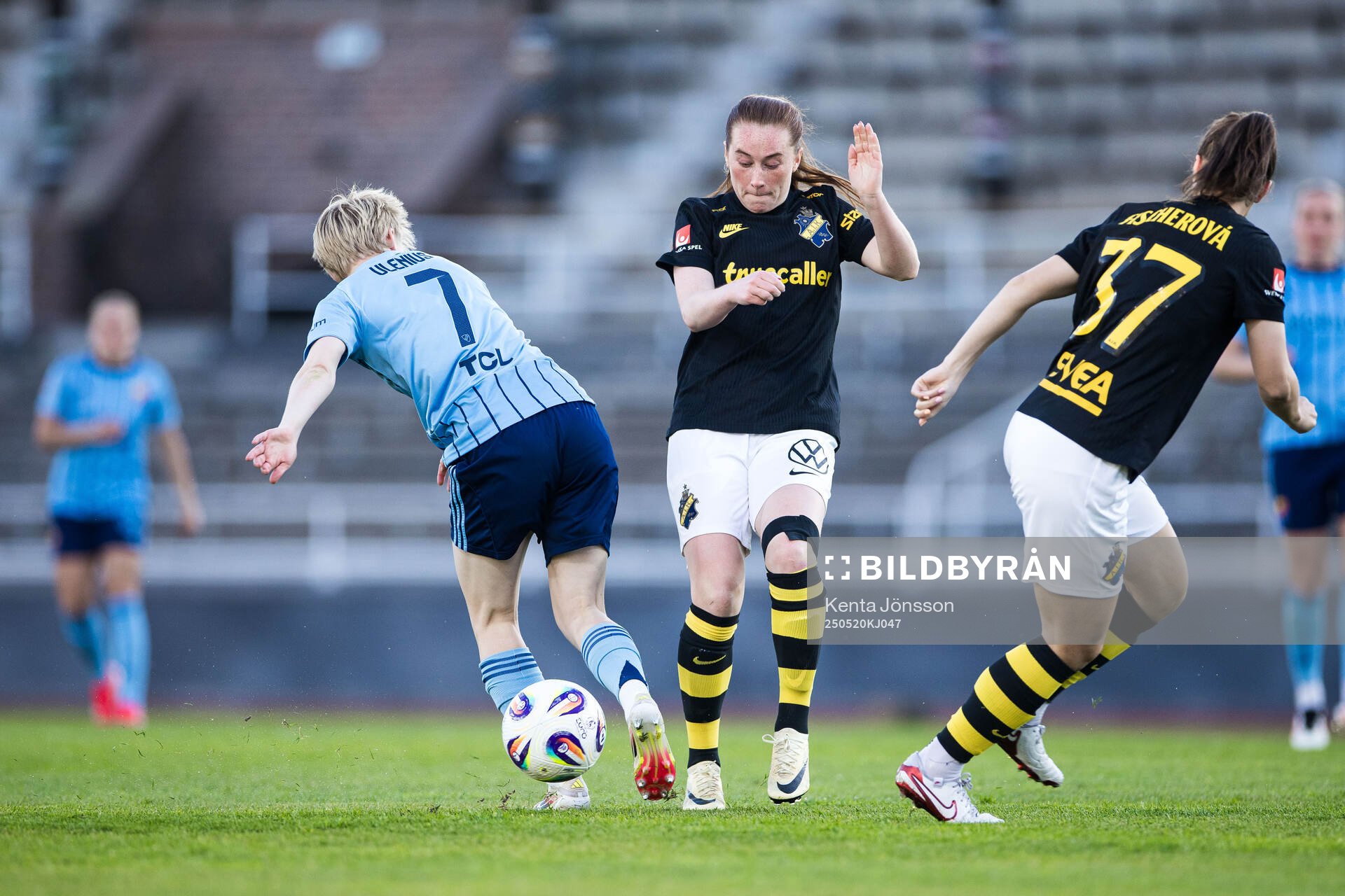 Djurgårdens Olivia Ulenius och AIKs Ella Reidy under fotbollsmatchen i Damallsvenskan mellan Djurgården och AIK den 20 maj 2025 i Stockholm.