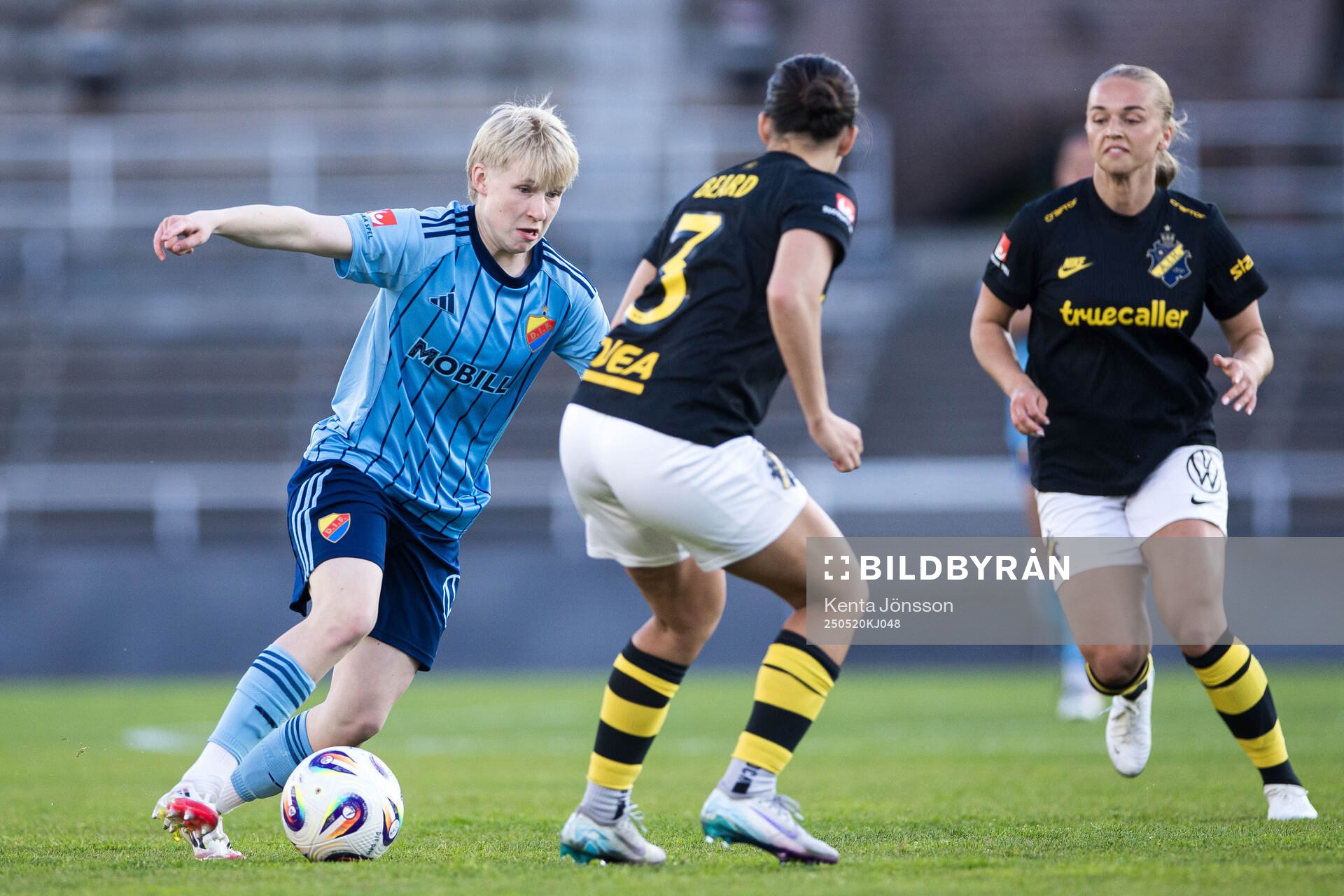 Djurgårdens Olivia Ulenius under fotbollsmatchen i Damallsvenskan mellan Djurgården och AIK den 20 maj 2025 i Stockholm. 