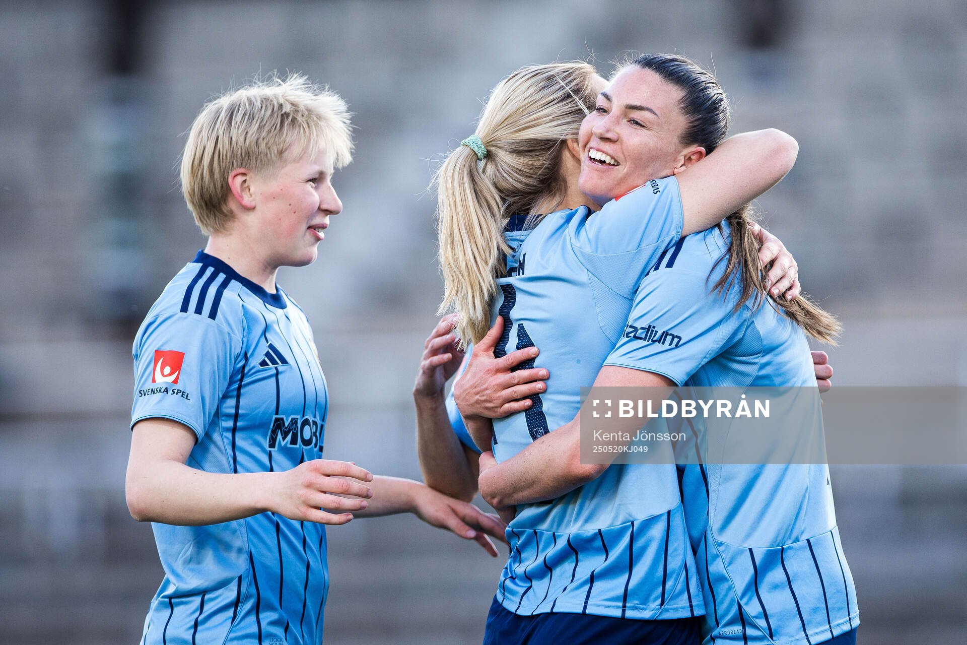 Djurgårdens Pauline Hammarlund, Mimmi Larsson och Olivia Ulenius jublar efter 3-0 under fotbollsmatchen i Damallsvenskan mellan Djurgården och AIK den 20 maj 2025 i Stockholm.