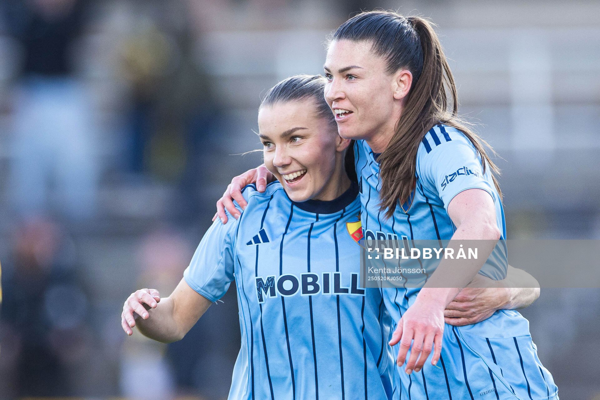 Djurgårdens Pauline Hammarlund jublar med Ebba Hed
