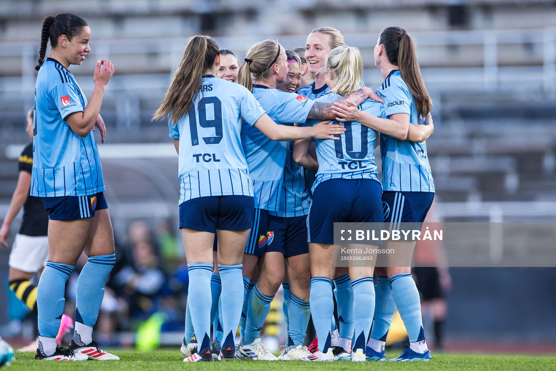 Djurgårdens Tove Almqvist jublar efter 4-0 under fotbollsmatchen i Damallsvenskan mellan Djurgården och AIK den 20 maj 2025 i Stockholm. 