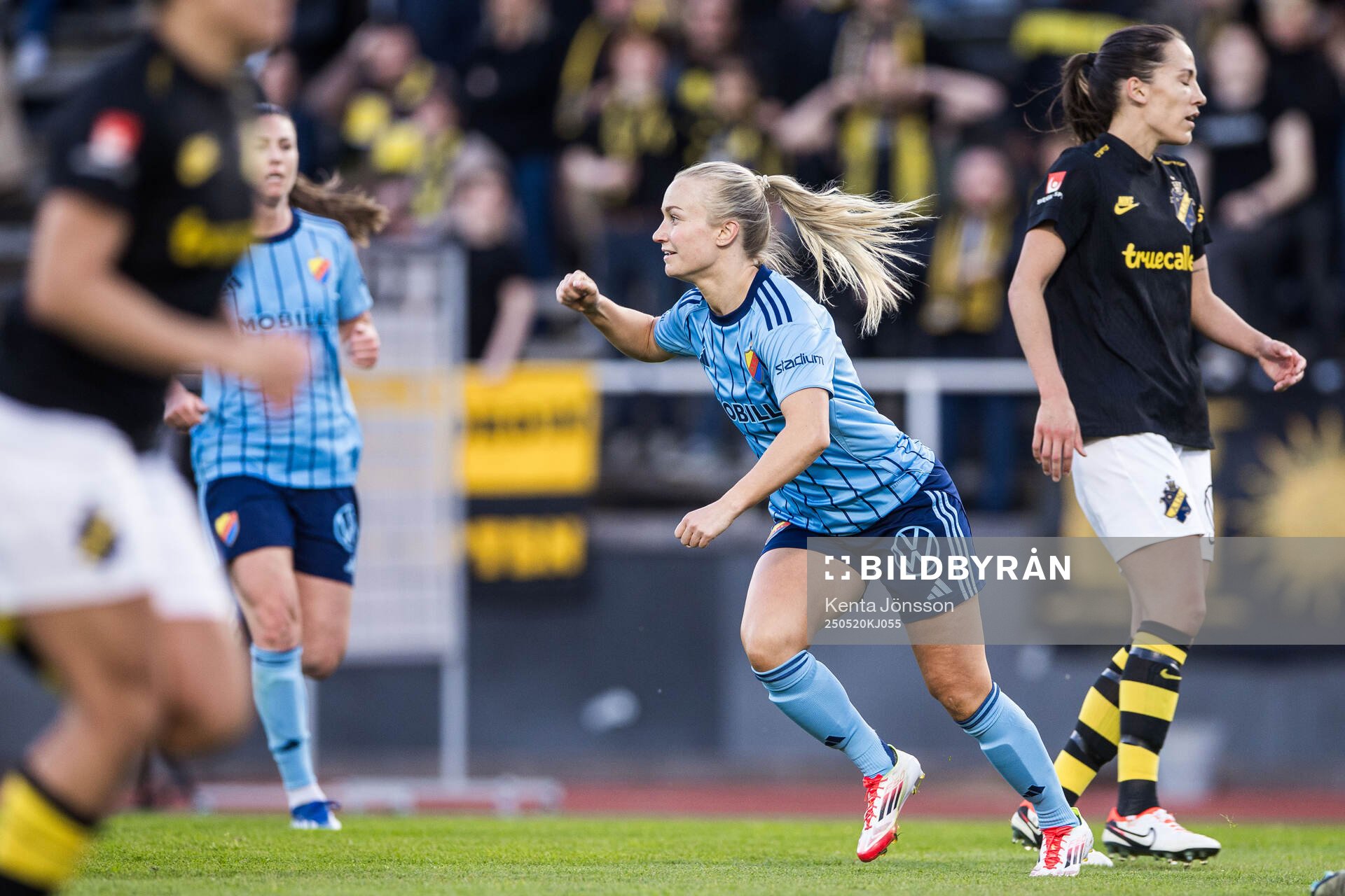 Djurgårdens Tove Almqvist jublar efter 4-0 under fotbollsmatchen i Damallsvenskan mellan Djurgården och AIK den 20 maj 2025 i Stockholm. 