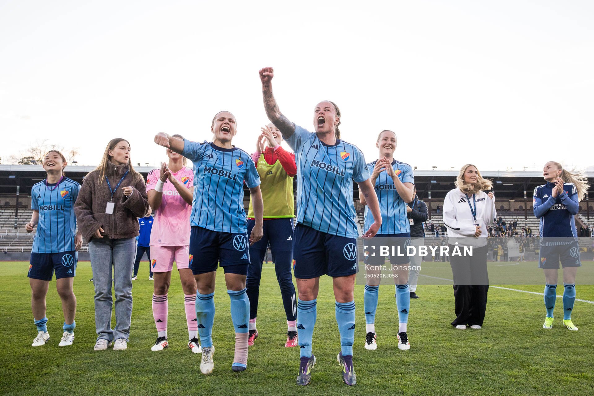 Djurgårdens Alexsandra Lobanova och Therese Åsland jublar