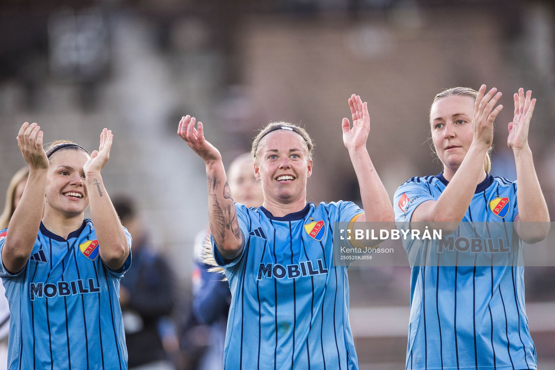 Djurgårdens Alexsandra Lobanova, Therese Åsland och Alexandra Jonasson jublar efter fotbollsmatchen i Damallsvenskan mellan Djurgården och AIK den 20 maj 2025 i Stockholm.