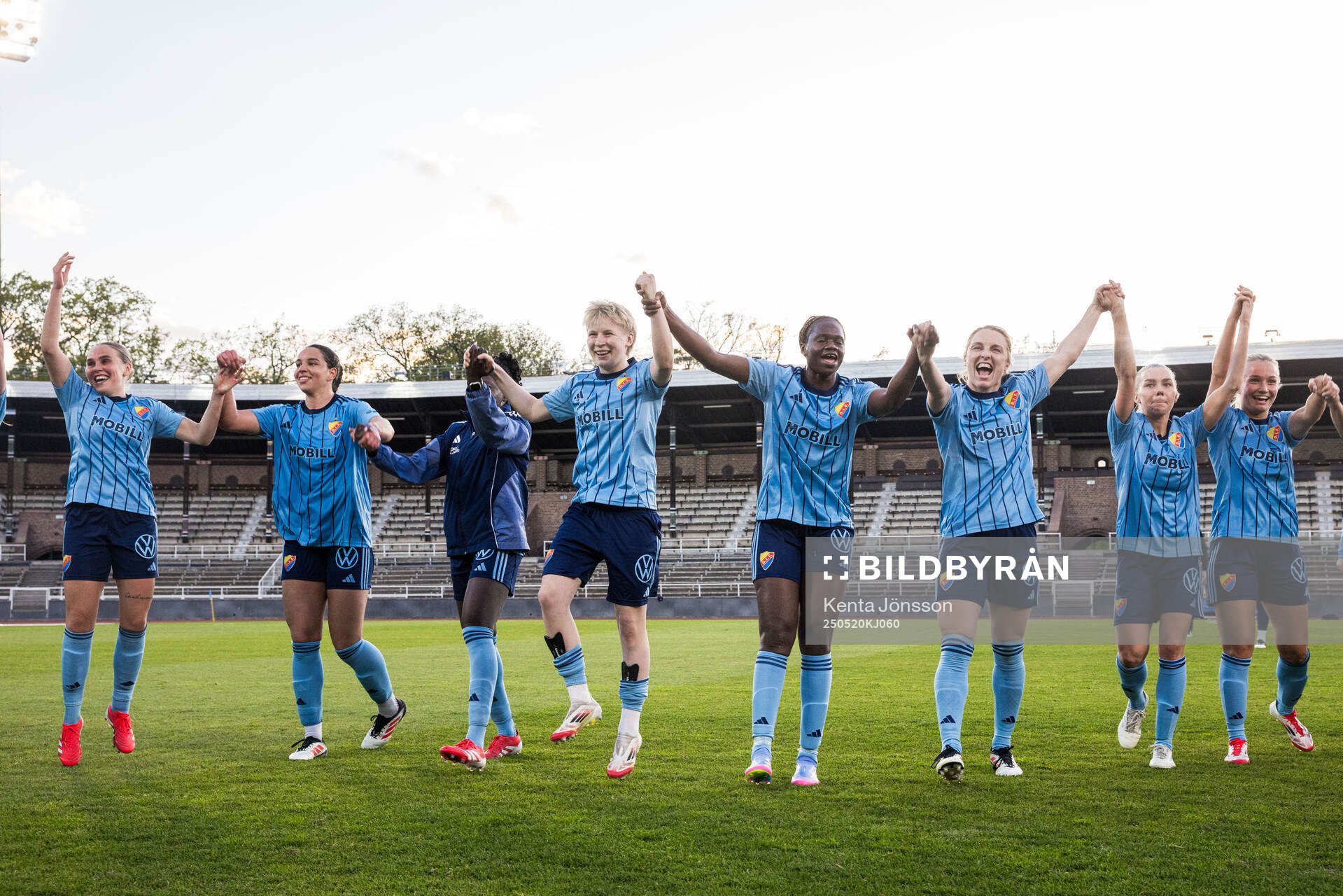 Djurgårdens spelare jublar efter fotbollsmatchen i Damallsvenskan mellan Djurgården och AIK den 20 maj 2025 i Stockholm. 