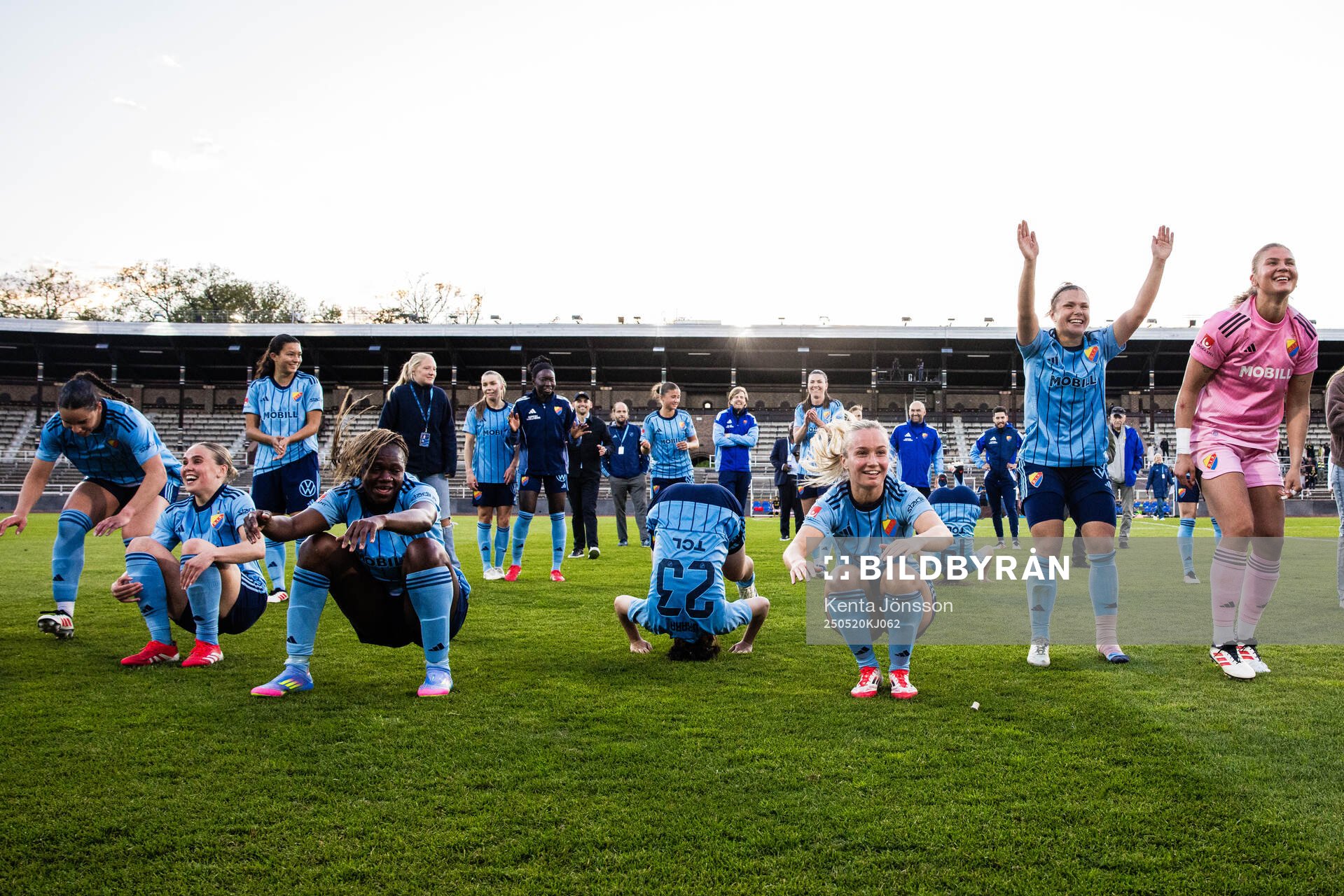 Djurgårdens spelare jublar efter fotbollsmatchen i Damallsvenskan mellan Djurgården och AIK den 20 maj 2025 i Stockholm. 