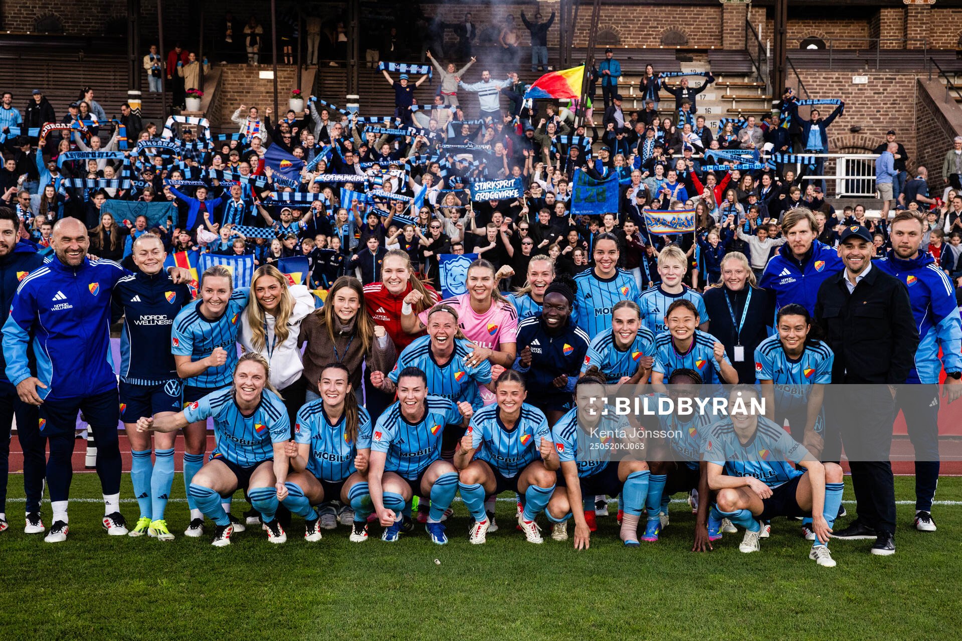 Djurgårdens spelare, ledare och publik jublar efter fotbollsmatchen i Damallsvenskan mellan Djurgården och AIK den 20 maj 2025 i Stockholm. 
