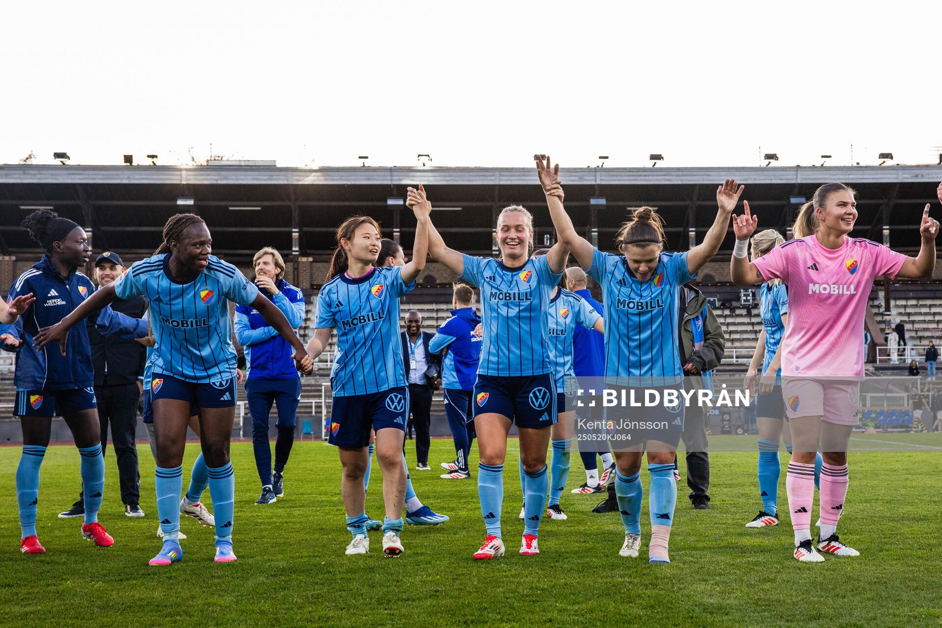 Djurgårdens Flavine Mawete Musolo, Urara Watanabe, Tove Almqvist, Alexsandra Lobanova och målvakt Anna Aurora Koivunen jublar efter fotbollsmatchen i Damallsvenskan mellan Djurgården och AIK den 20 maj 2025 i Stockholm.