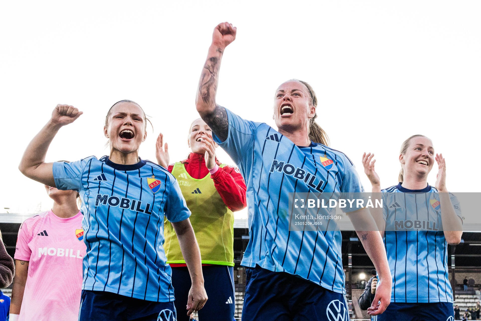 Djurgårdens  Alexsandra Lobanova och Therese Åsland jublar