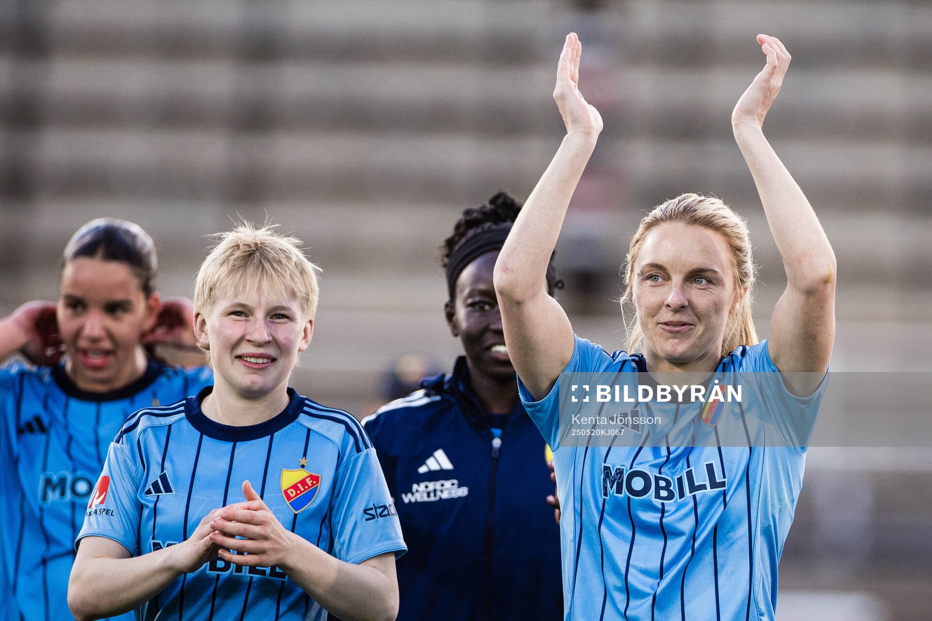 Djurgårdens Olivia Ulenius och Mimmi Larsson jublar efter fotbollsmatchen i Damallsvenskan mellan Djurgården och AIK den 20 maj 2025 i Stockholm.