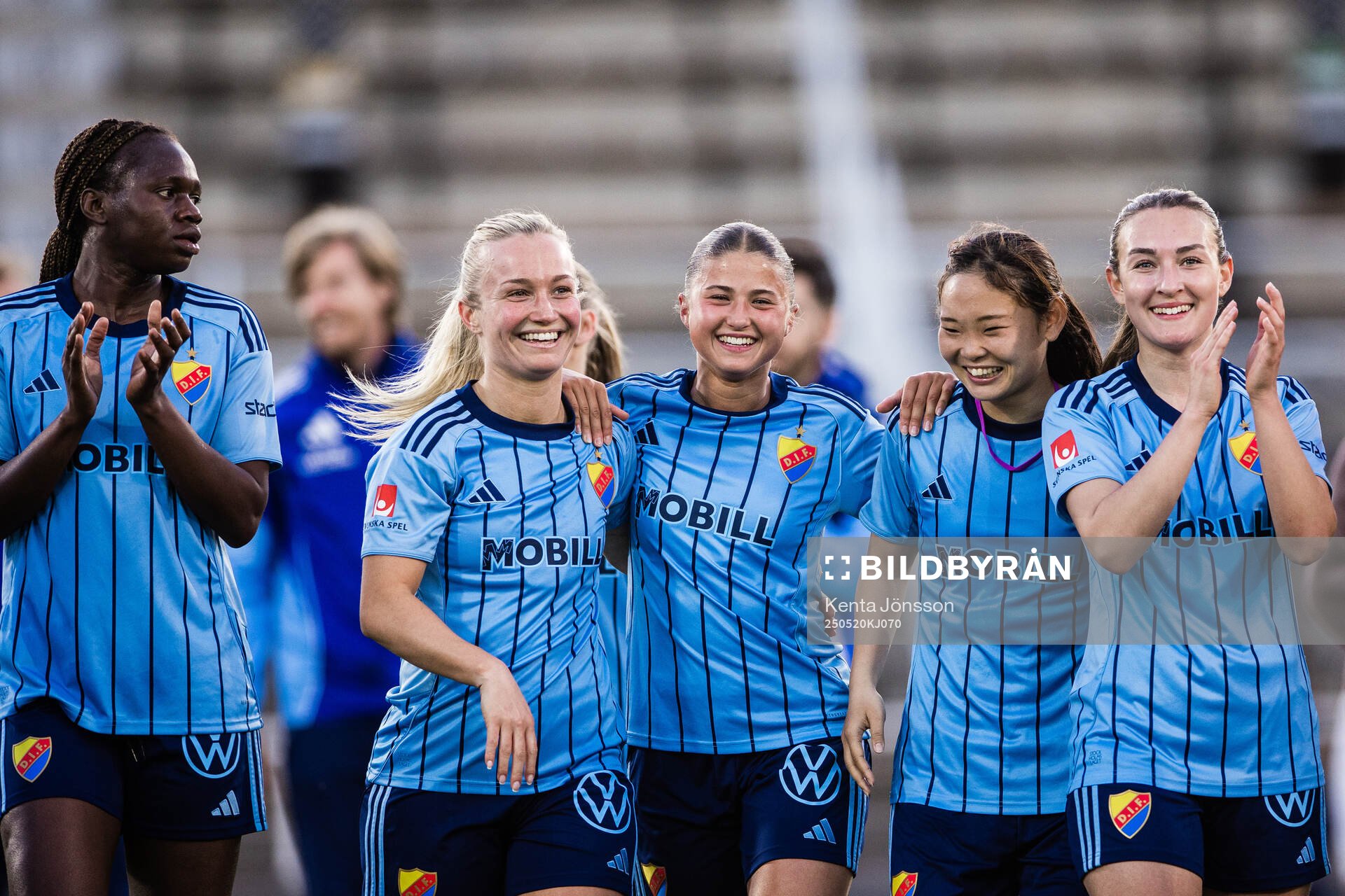 Djurgårdens Flavine Mawete Musolo, Tove Almqvist, Meja Staffansson, Urara Watanabe och Lucia Duras jublar efter fotbollsmatchen i Damallsvenskan mellan Djurgården och AIK den 20 maj 2025 i Stockholm.