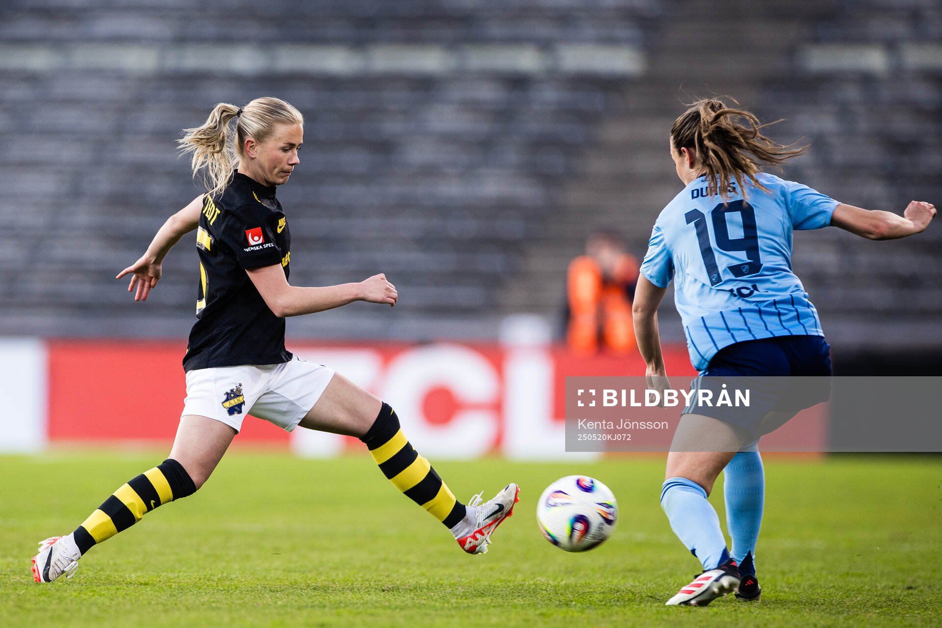 AIKs Olivia Lindstedt och Djurgårdens Lucia Duras under fotbollsmatchen i Damallsvenskan mellan Djurgården och AIK den 20 maj 2025 i Stockholm.