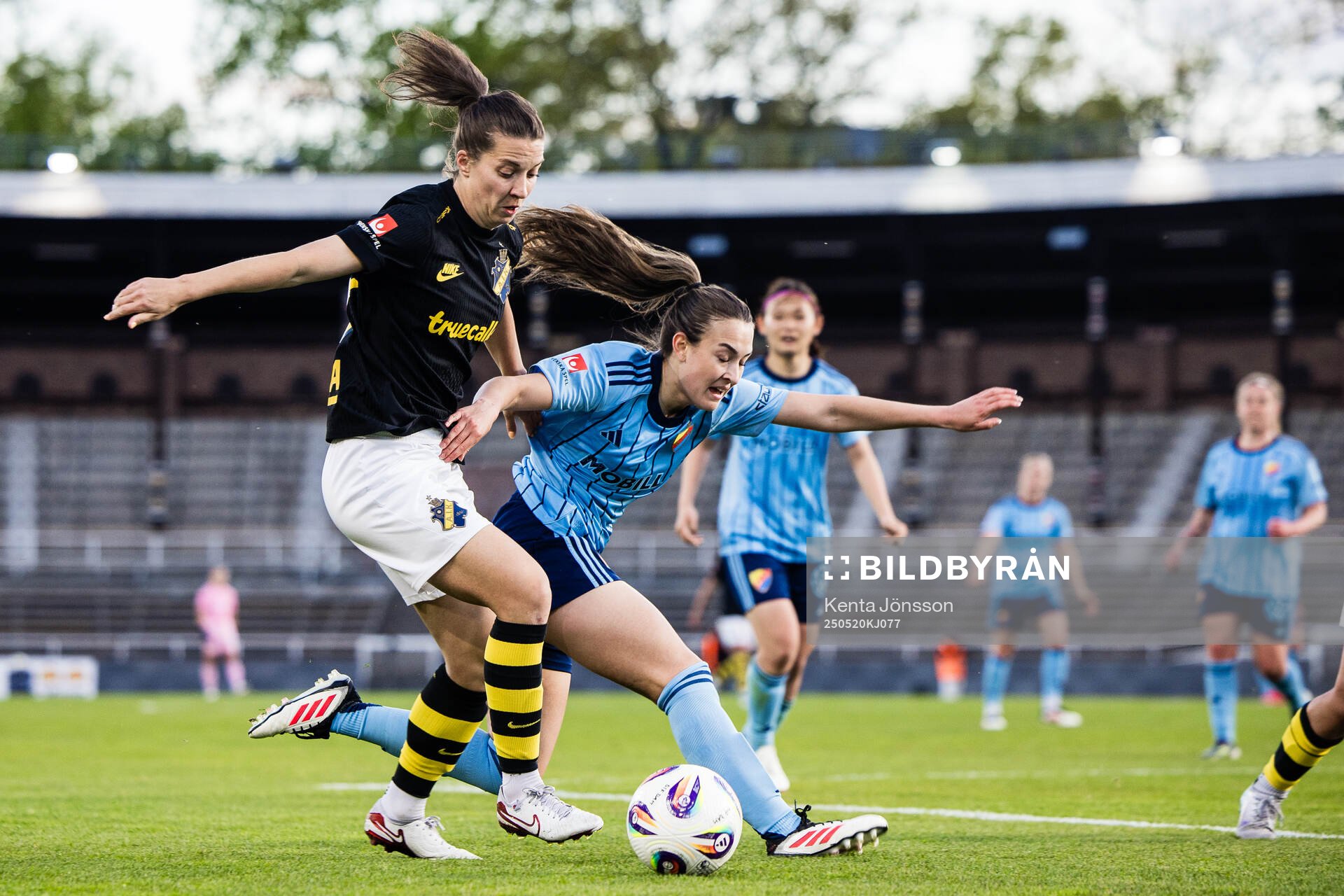 AIKs Patrícia Fischerova och Djurgårdens Pauline Hammarlund under fotbollsmatchen i Damallsvenskan mellan Djurgården och AIK den 20 maj 2025 i Stockholm.