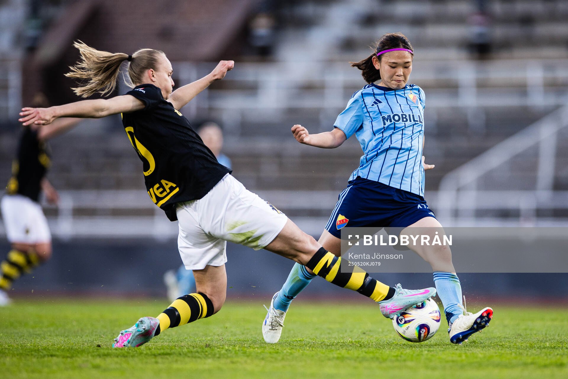 AIKs Matilda Plan och Djurgårdens Urara Watanabe under fotbollsmatchen i Damallsvenskan mellan Djurgården och AIK den 20 maj 2025 i Stockholm.