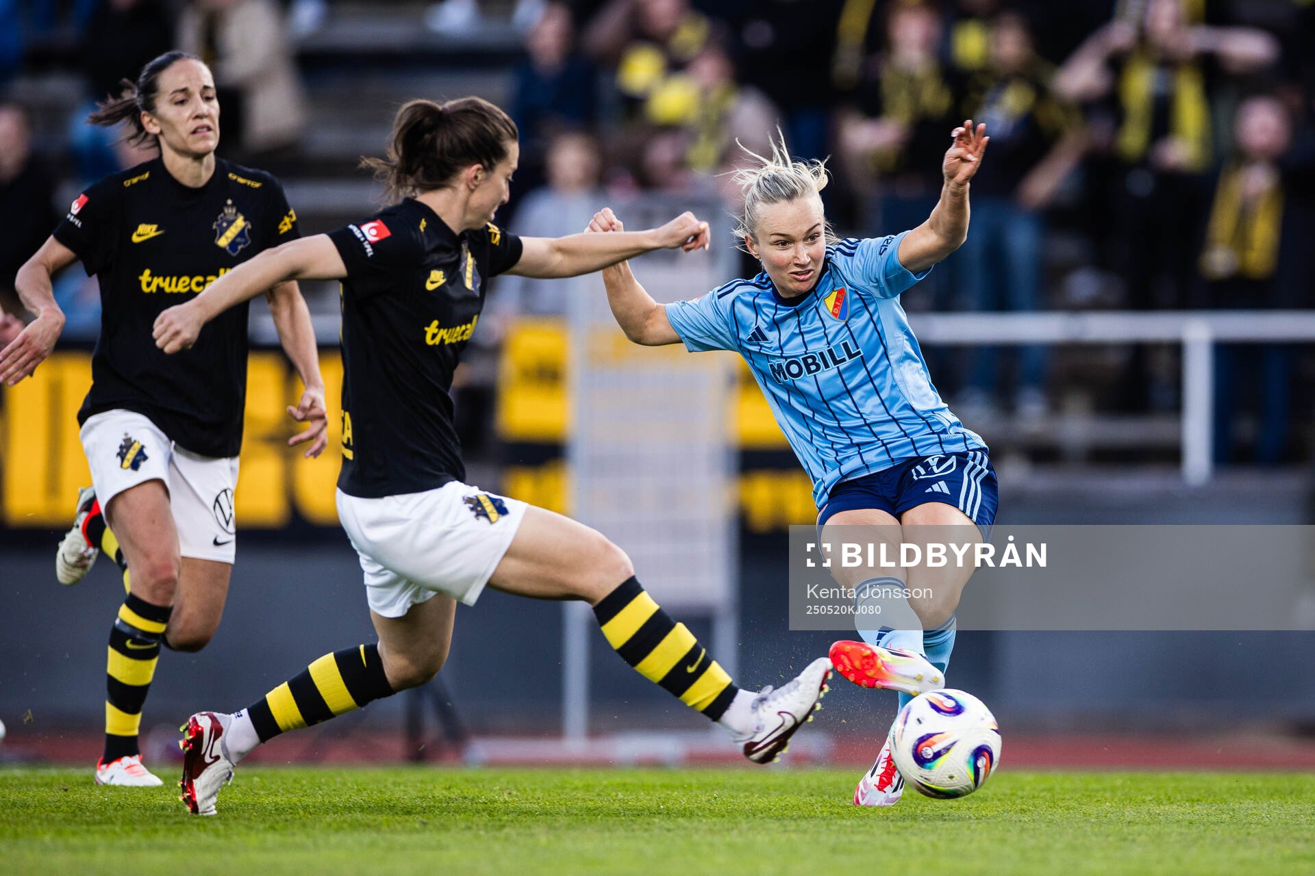  Djurgårdens Tove Almqvist gör 4-0 under fotbollsmatchen i Damallsvenskan mellan Djurgården och AIK den 20 maj 2025 i Stockholm. 