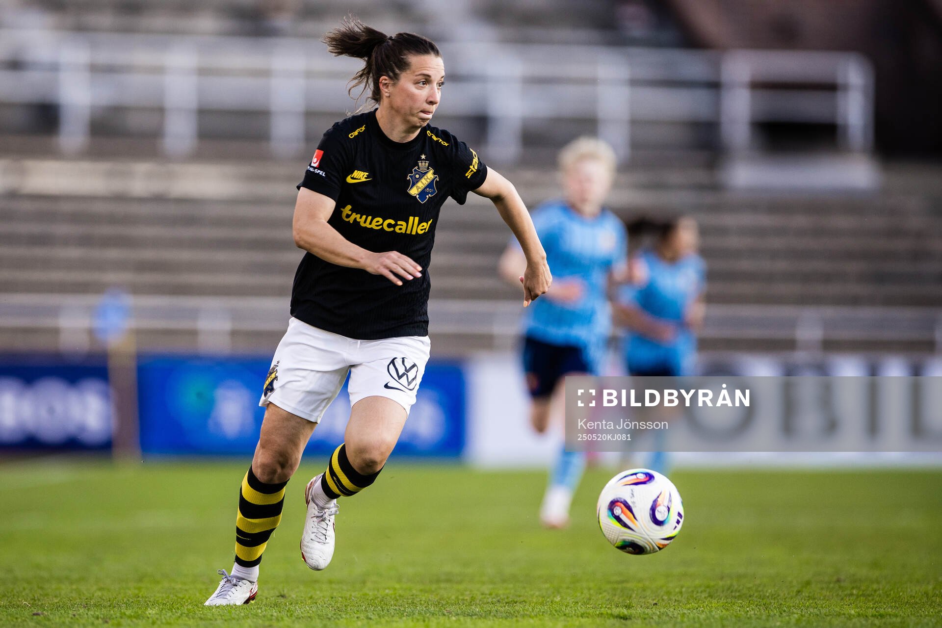 AIKs Patrícia Fischerova under fotbollsmatchen i Damallsvenskan mellan Djurgården och AIK den 20 maj 2025 i Stockholm. 
