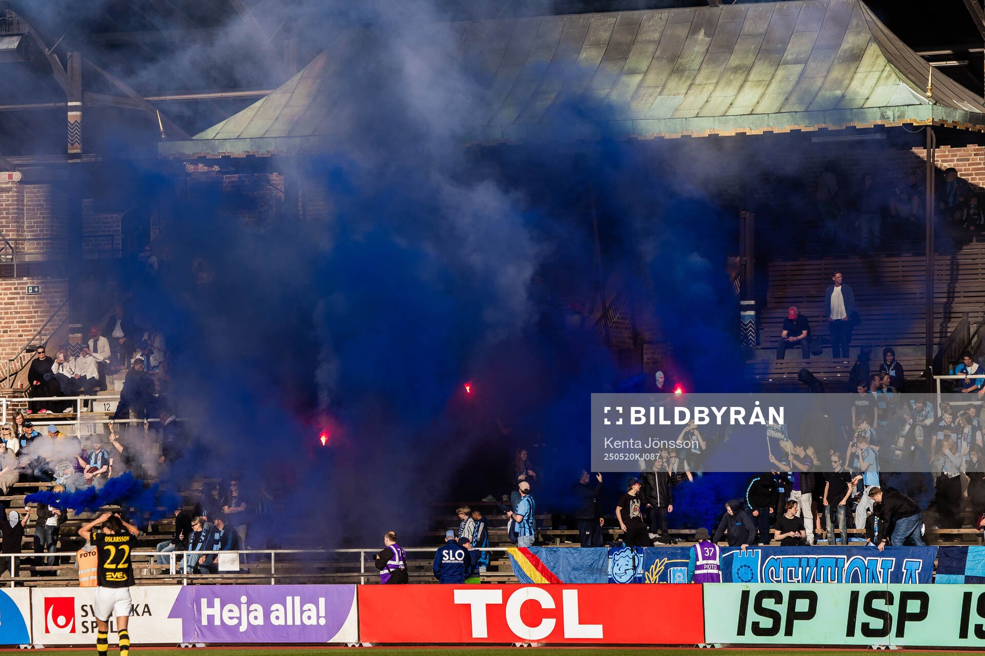 Djurgårdens supportrar med pyroteknik