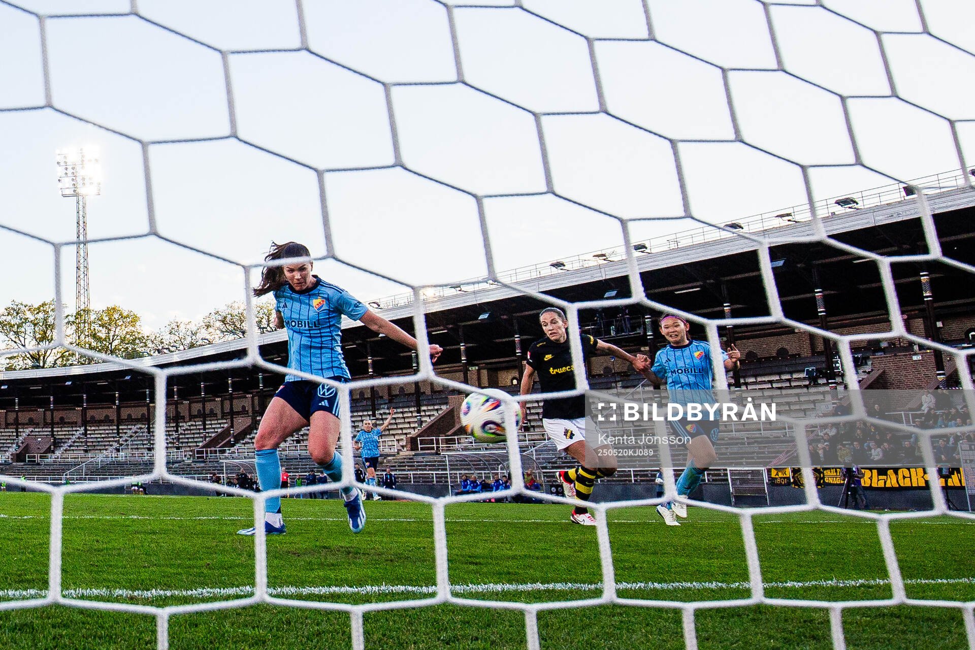 Djurgårdens Pauline Hammarlund gör 3-0 under fotbollsmatchen i Damallsvenskan mellan Djurgården och AIK den 20 maj 2025 i Stockholm. 