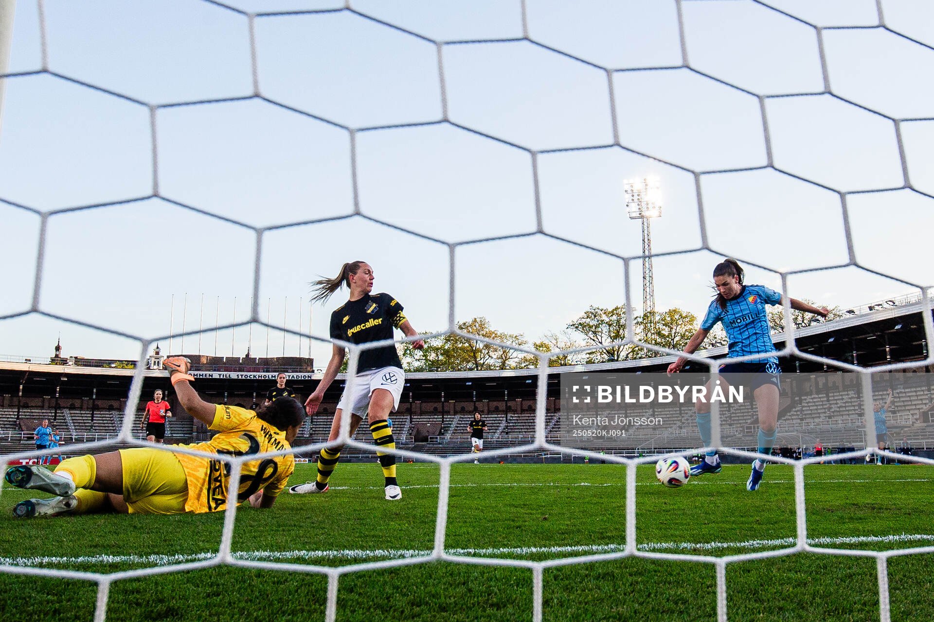 Djurgårdens Pauline Hammarlund gör 3-0 under fotbollsmatchen i Damallsvenskan mellan Djurgården och AIK den 20 maj 2025 i Stockholm. 