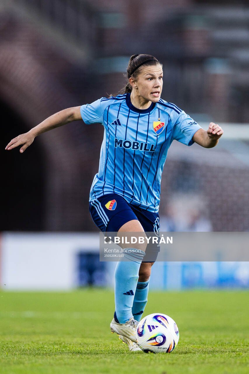 Djurgårdens Alexsandra Lobanova under fotbollsmatchen i Damallsvenskan mellan Djurgården och AIK den 20 maj 2025 i Stockholm. 