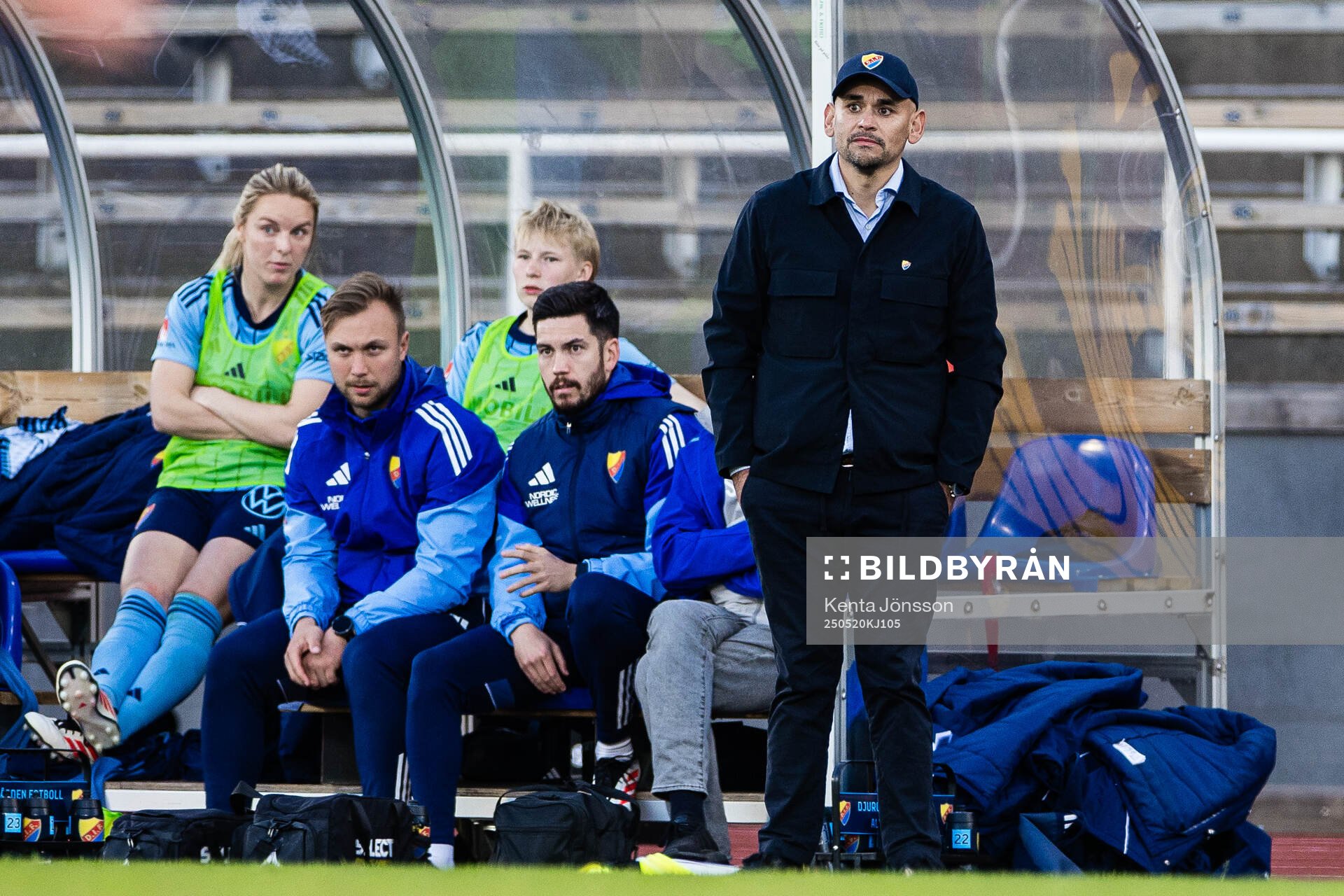 Djurgårdens tränare Marcelo Fernandez under fotbollsmatchen i Damallsvenskan mellan Djurgården och AIK den 20 maj 2025 i Stockholm. 