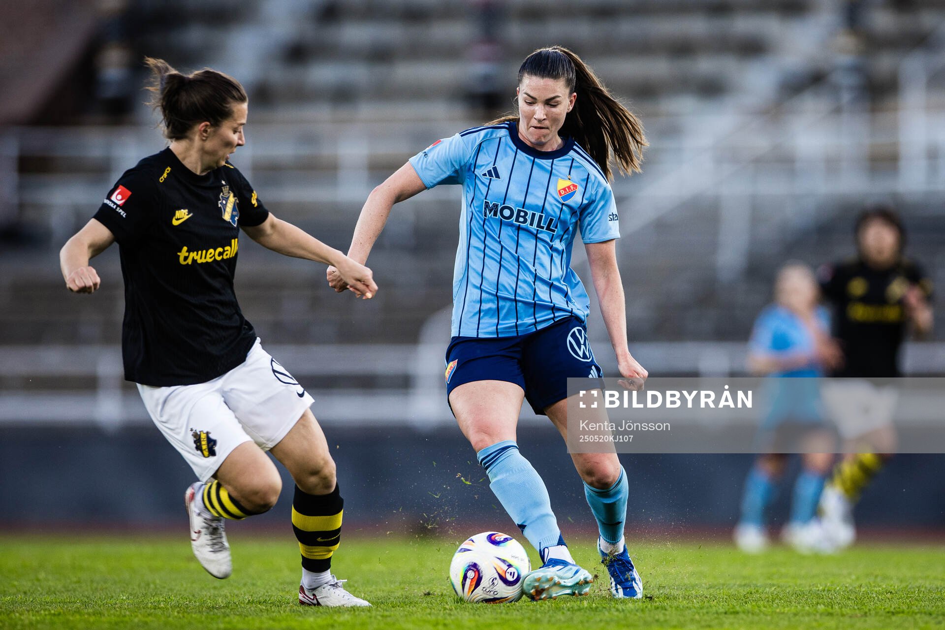 AIKs Patrícia Fischerova och Djurgårdens Pauline Hammarlund under fotbollsmatchen i Damallsvenskan mellan Djurgården och AIK den 20 maj 2025 i Stockholm.