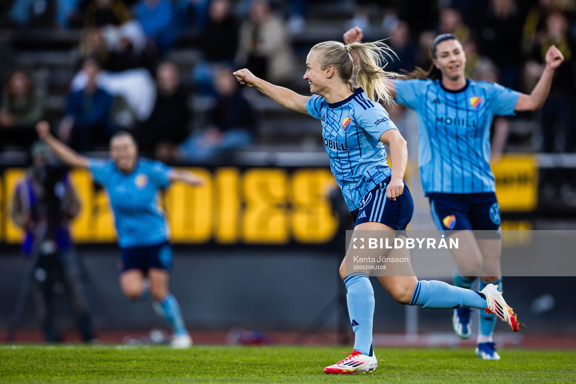 Djurgårdens Tove Almqvist jublar efter 4-0 under fotbollsmatchen i Damallsvenskan mellan Djurgården och AIK den 20 maj 2025 i Stockholm. 