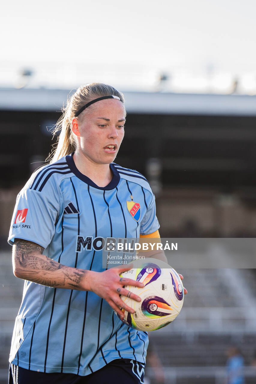 Djurgårdens Therese Åsland under fotbollsmatchen i Damallsvenskan mellan Djurgården och AIK den 20 maj 2025 i Stockholm. 