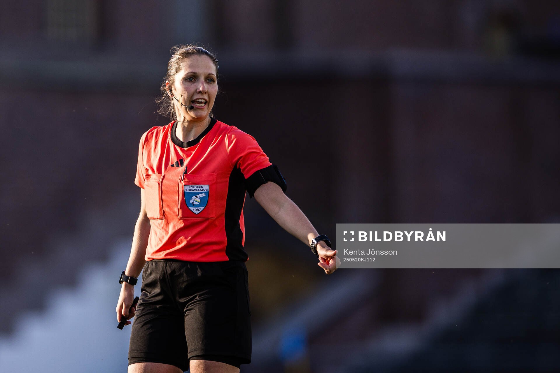 Domare Ulrica Löv under fotbollsmatchen i Damallsvenskan mellan Djurgården och AIK den 20 maj 2025 i Stockholm. 
